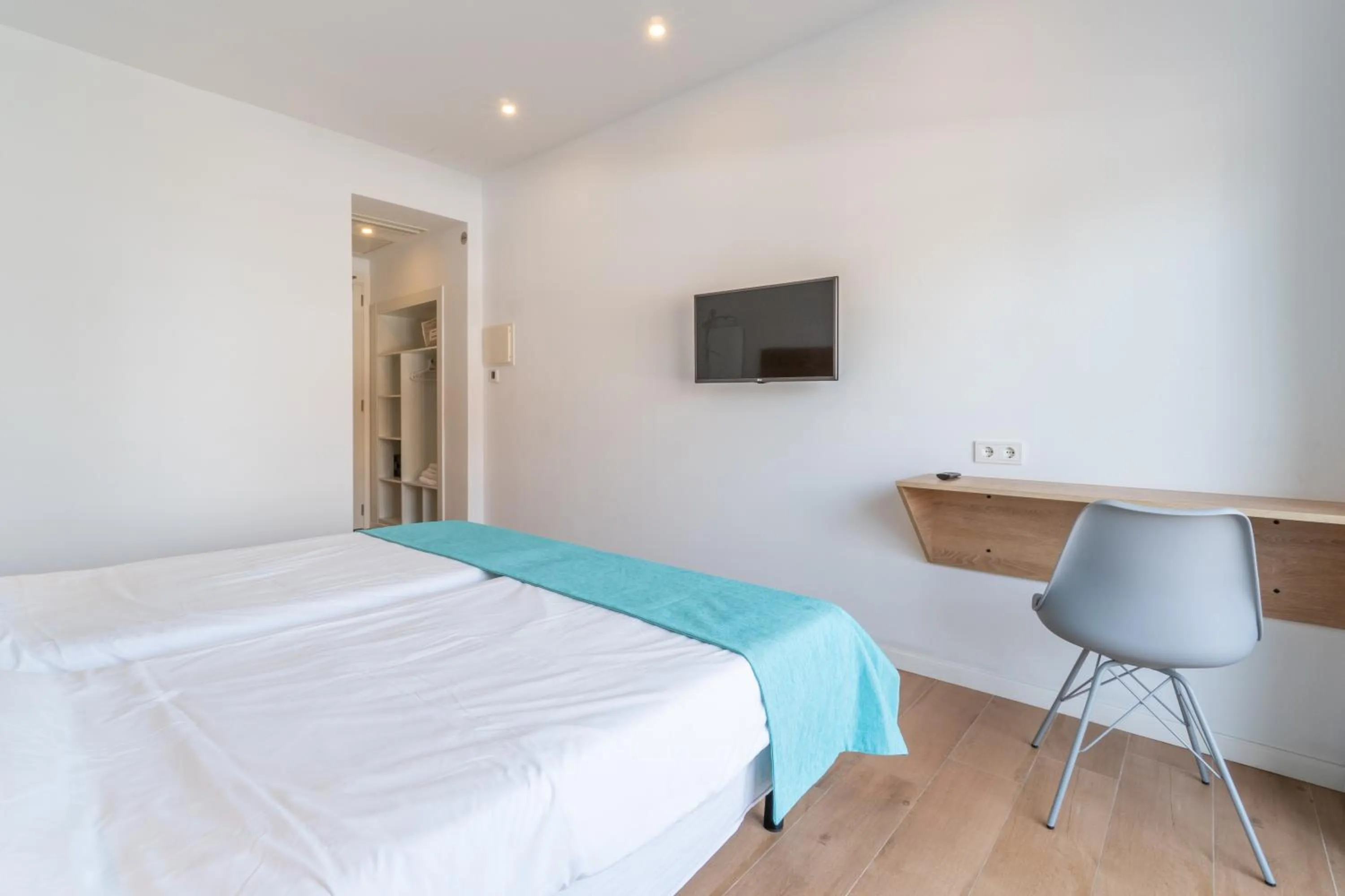 Street view, Bed in Hostal Alzina