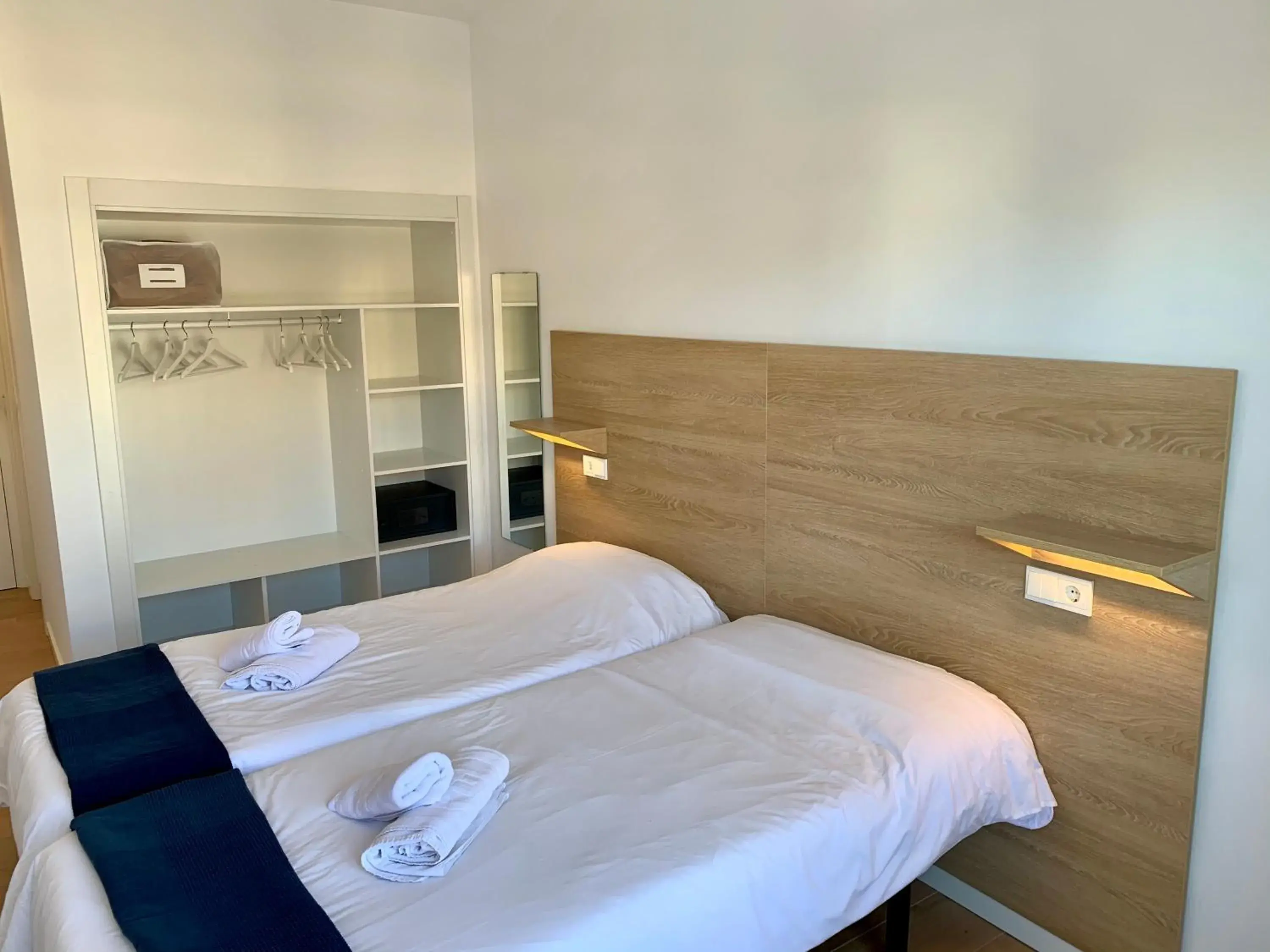 Twin Room in Hostal Alzina Twin Room in Hostal Alzina