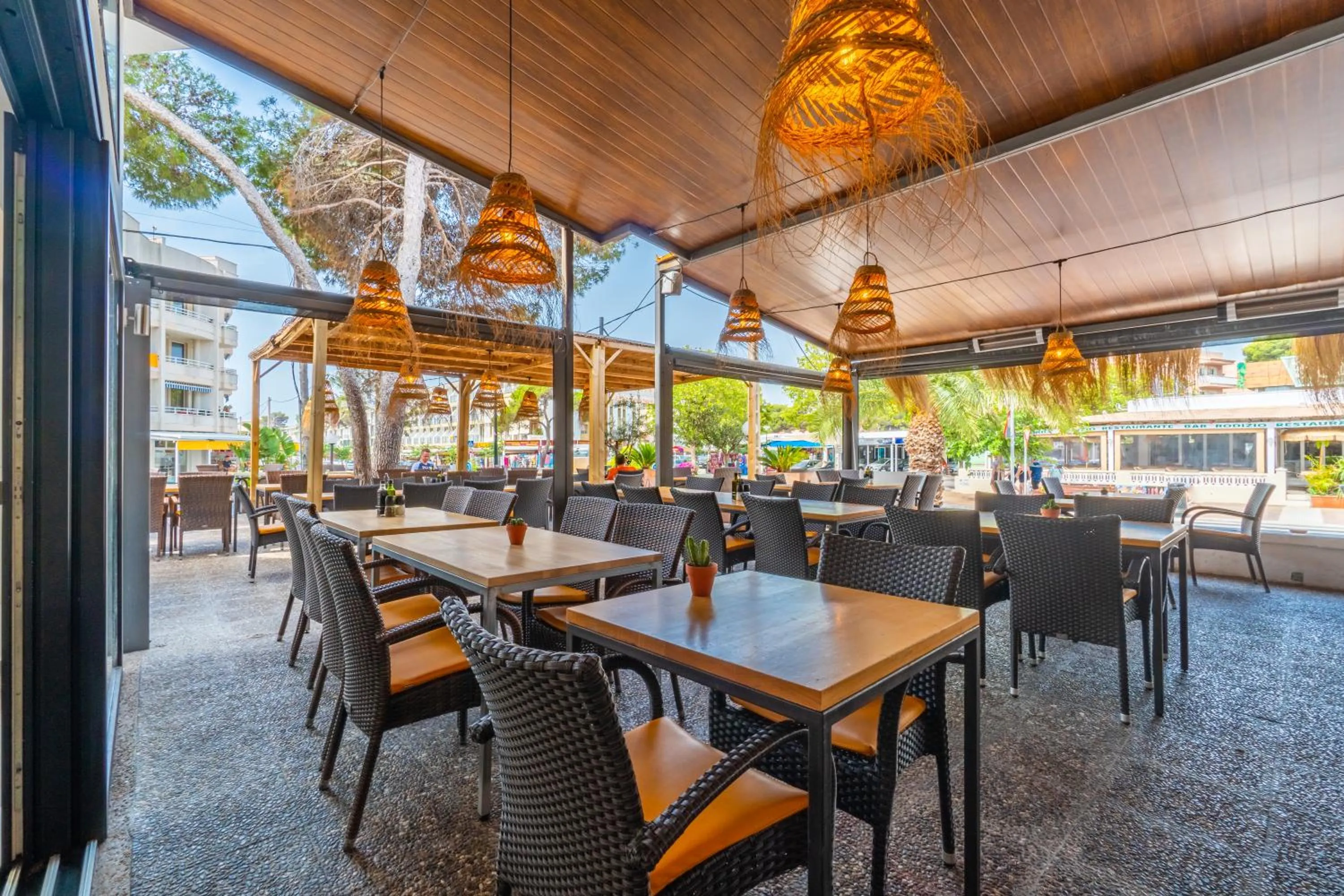 Restaurant/places to eat in Hostal Alzina