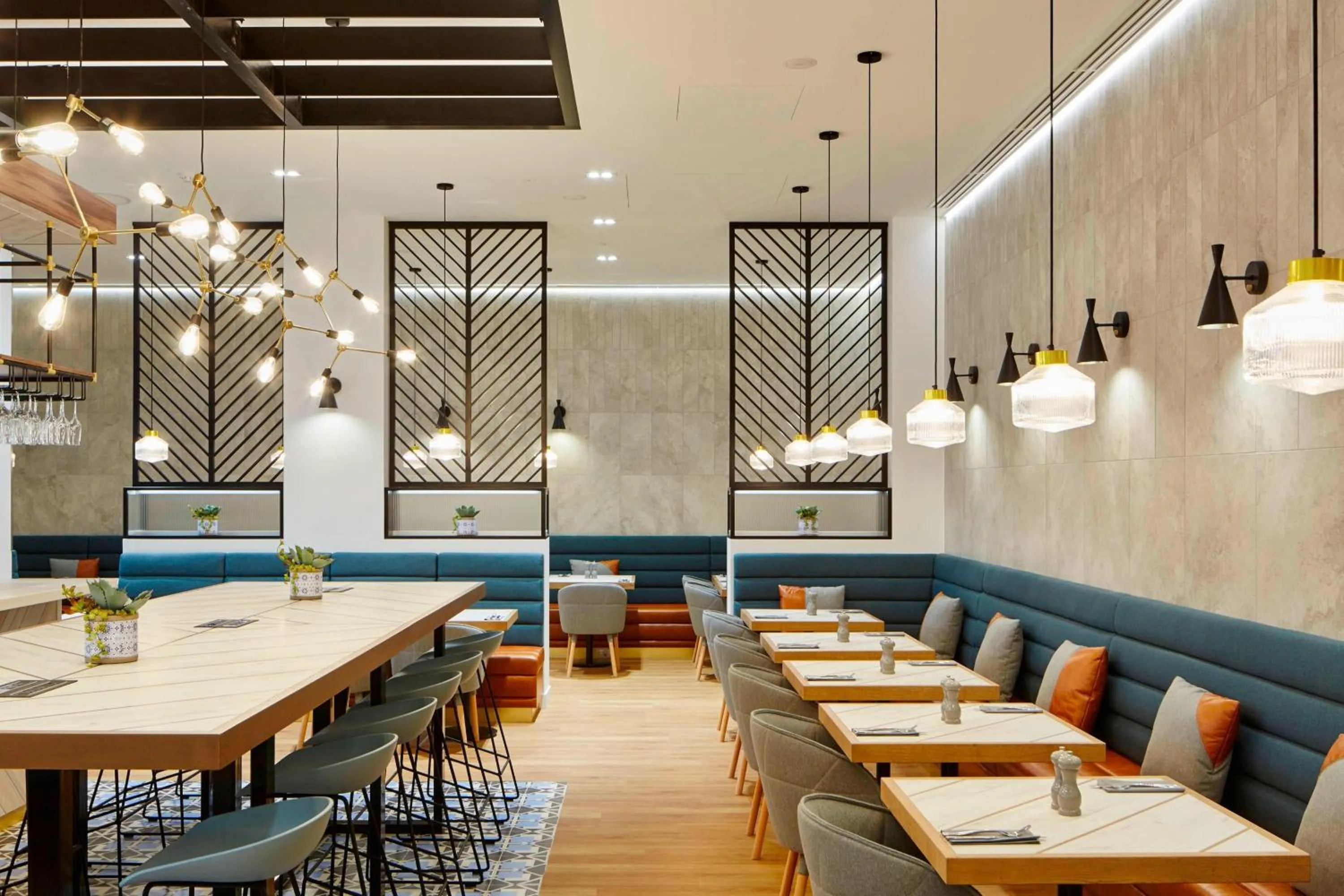 Lounge or bar in Courtyard by Marriott Luton Airport