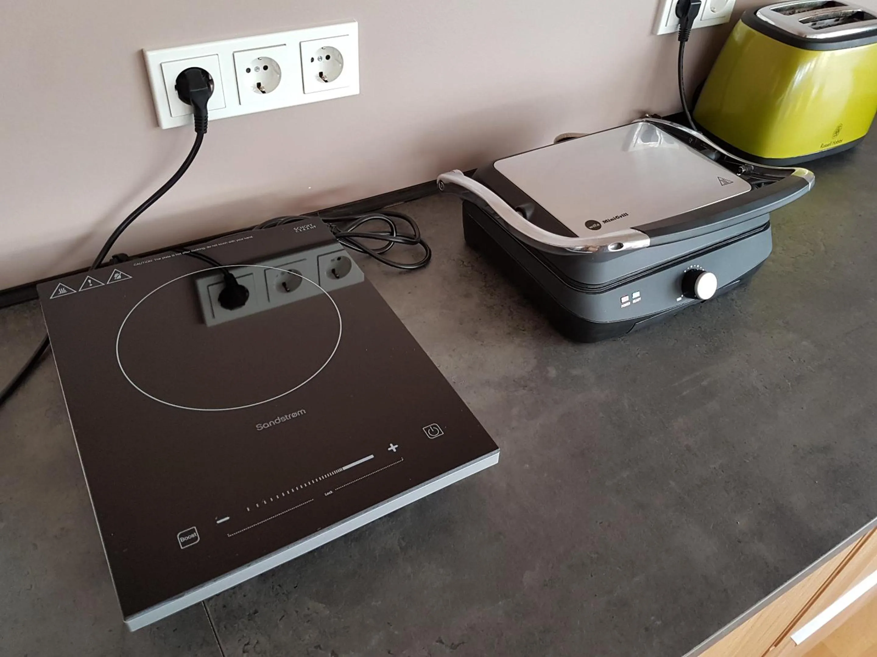 Communal kitchen in ALBERT Guesthouse