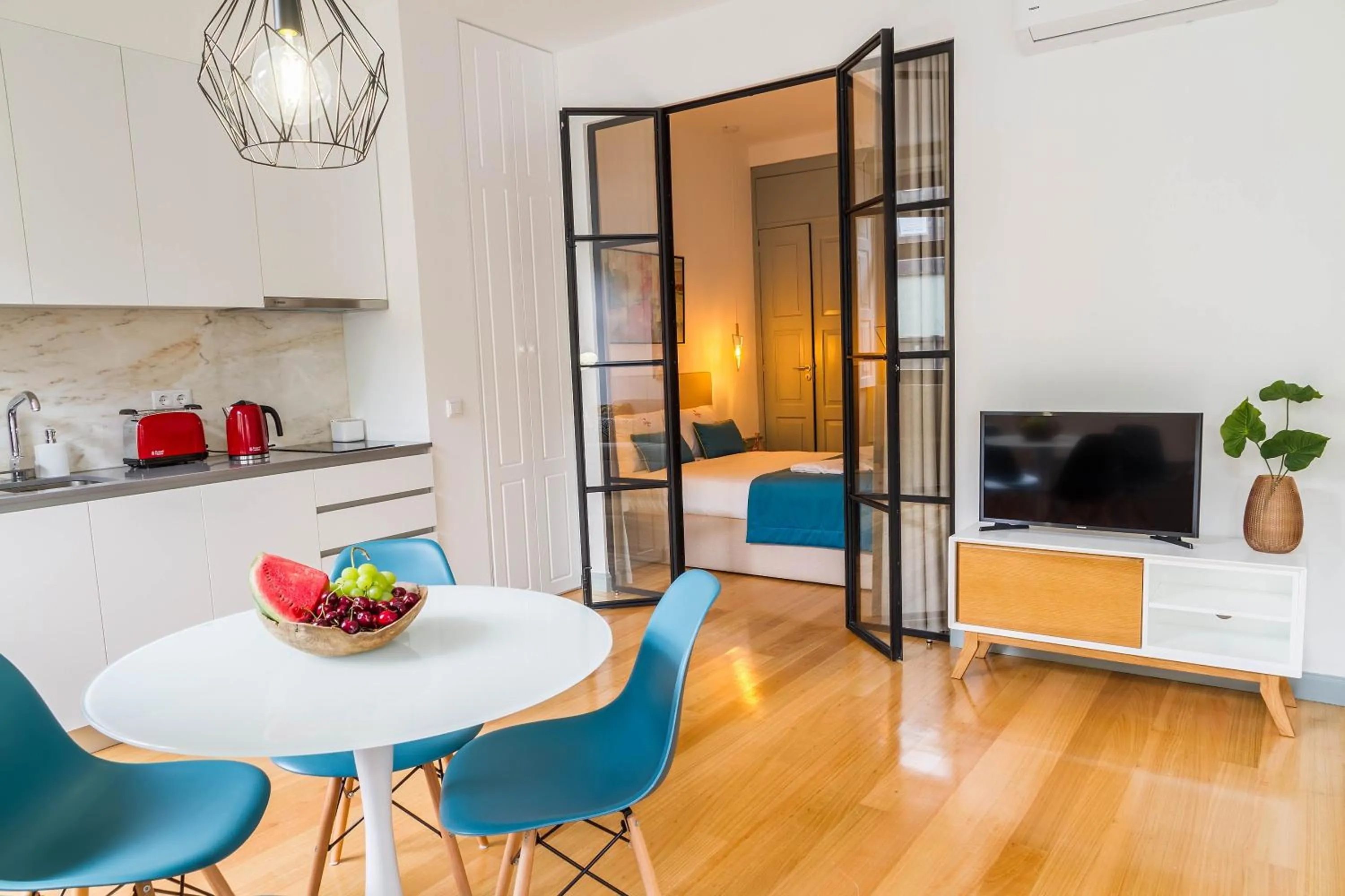 TV and multimedia in Formosa 168 by Guestify