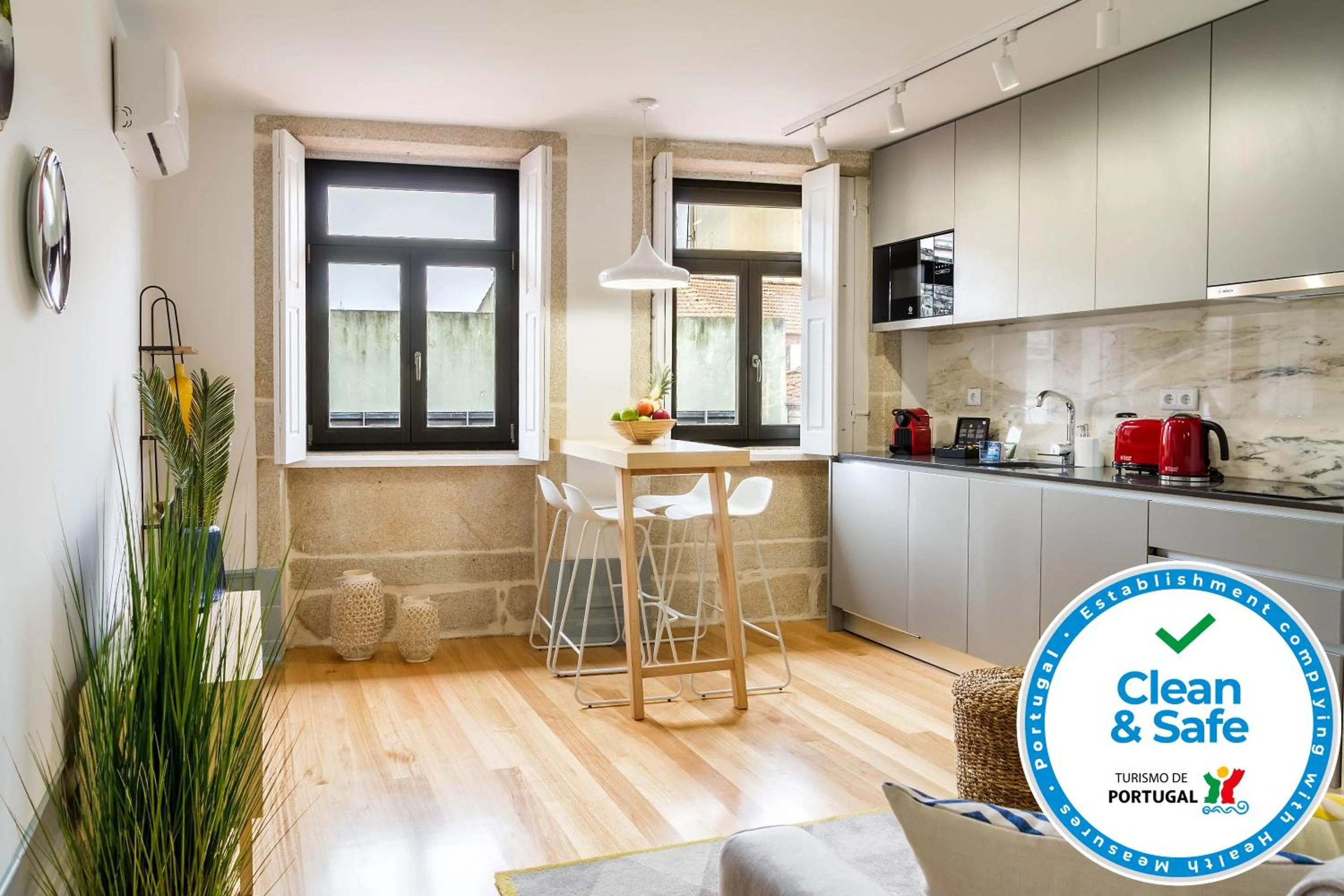 Kitchen or kitchenette in Formosa 168 by Guestify