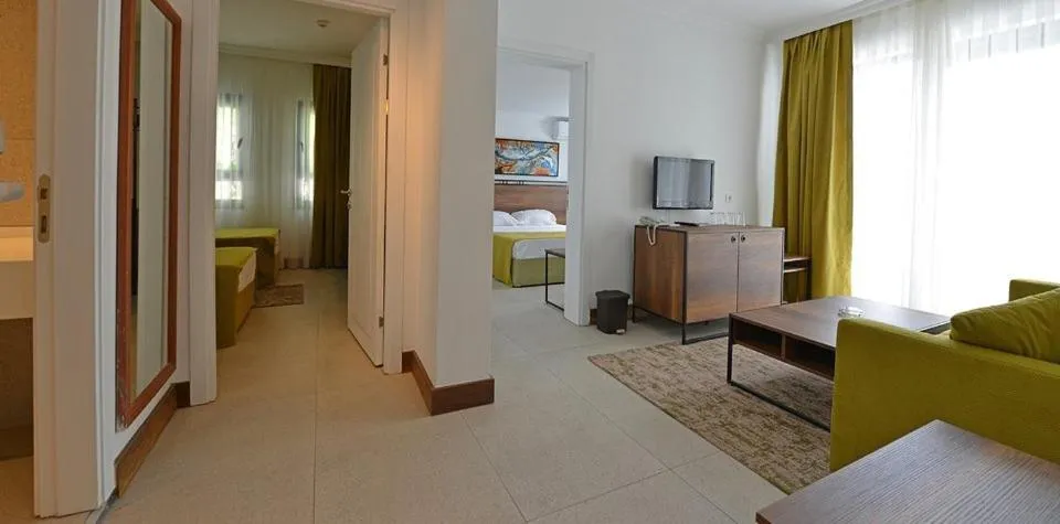 Communal lounge/ TV room in Bitez Garden Life