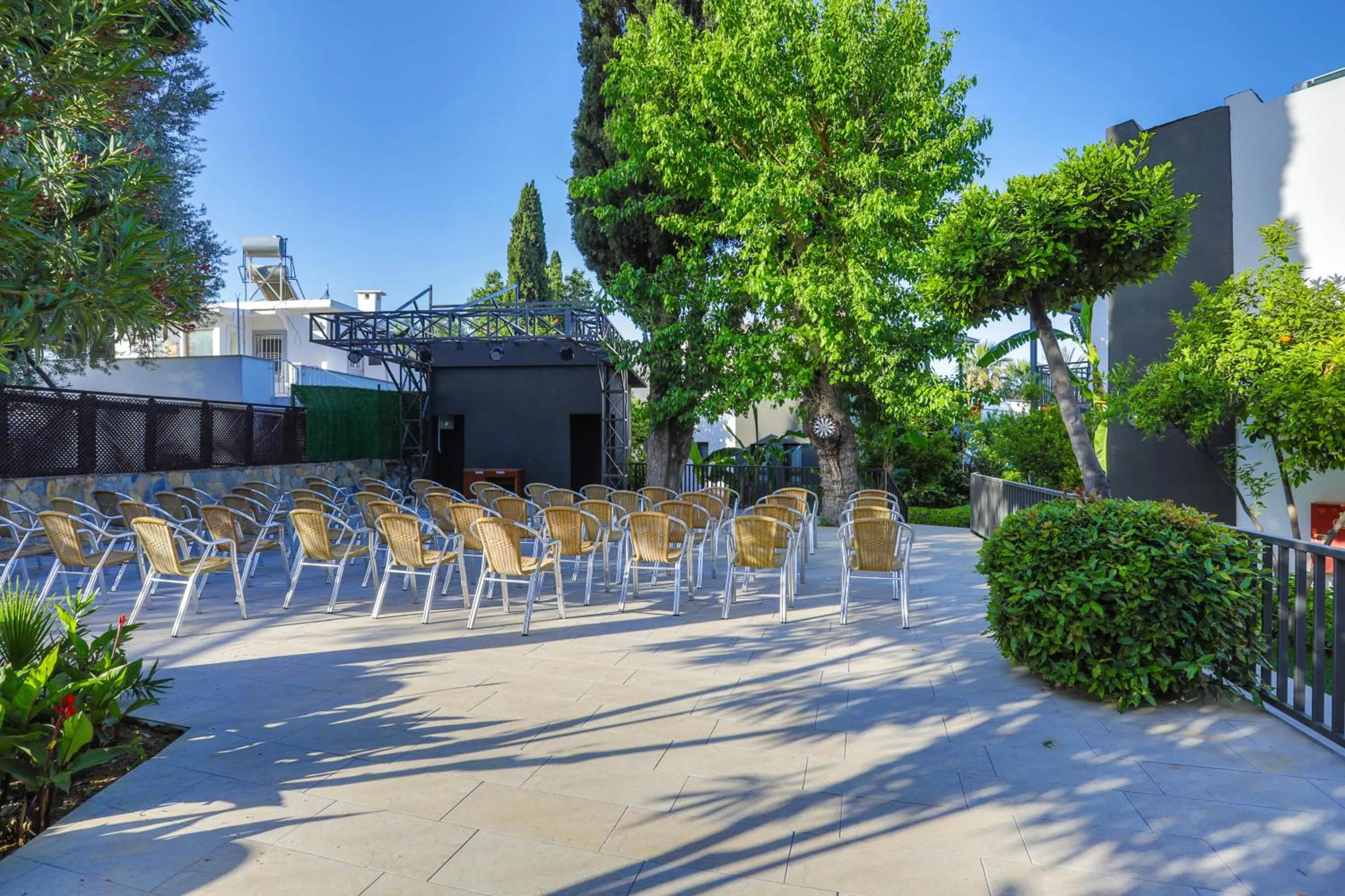 Banquet/Function facilities in Bitez Garden Life