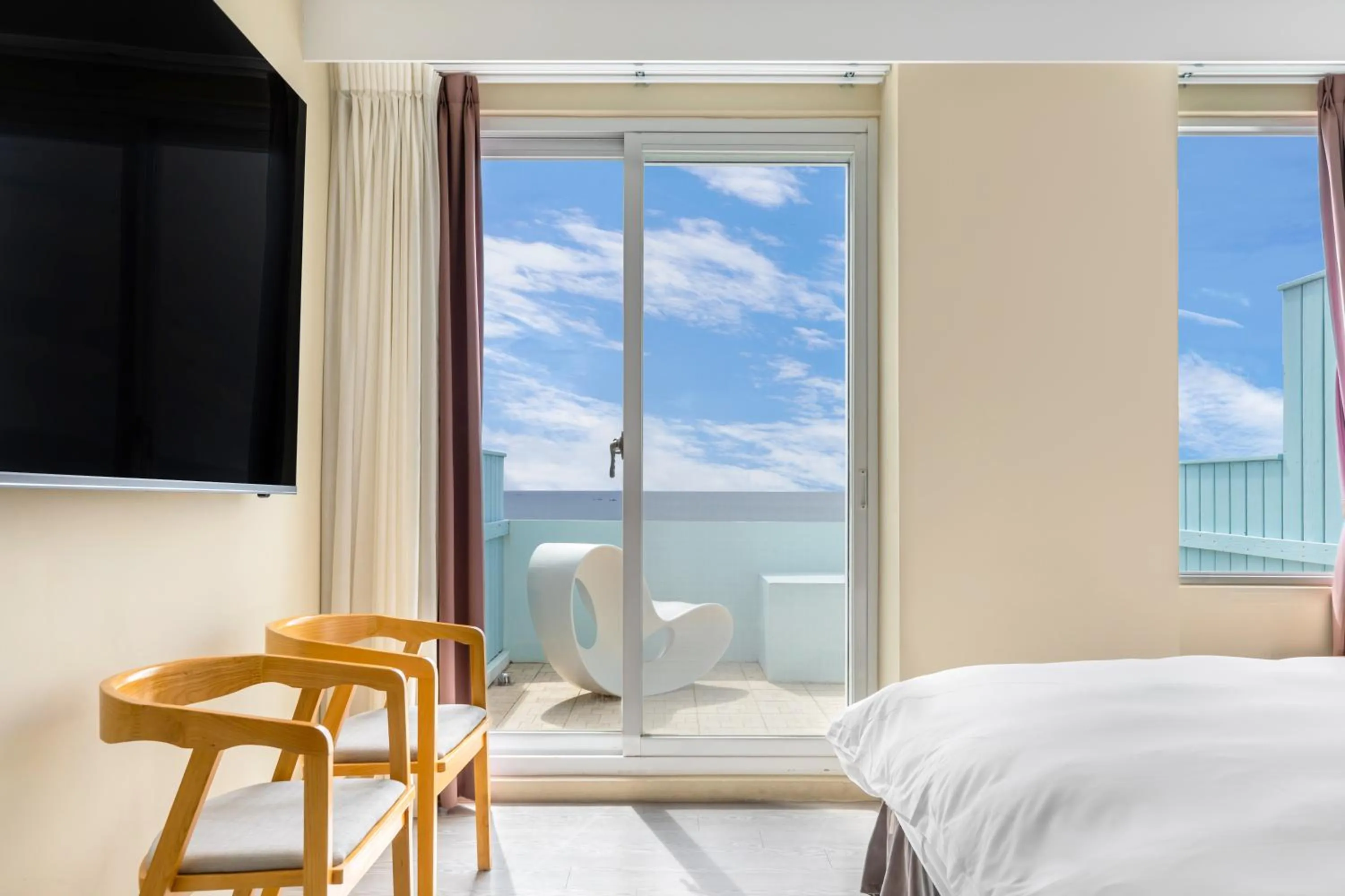 Photo of the whole room, Bed in Jhai Wu