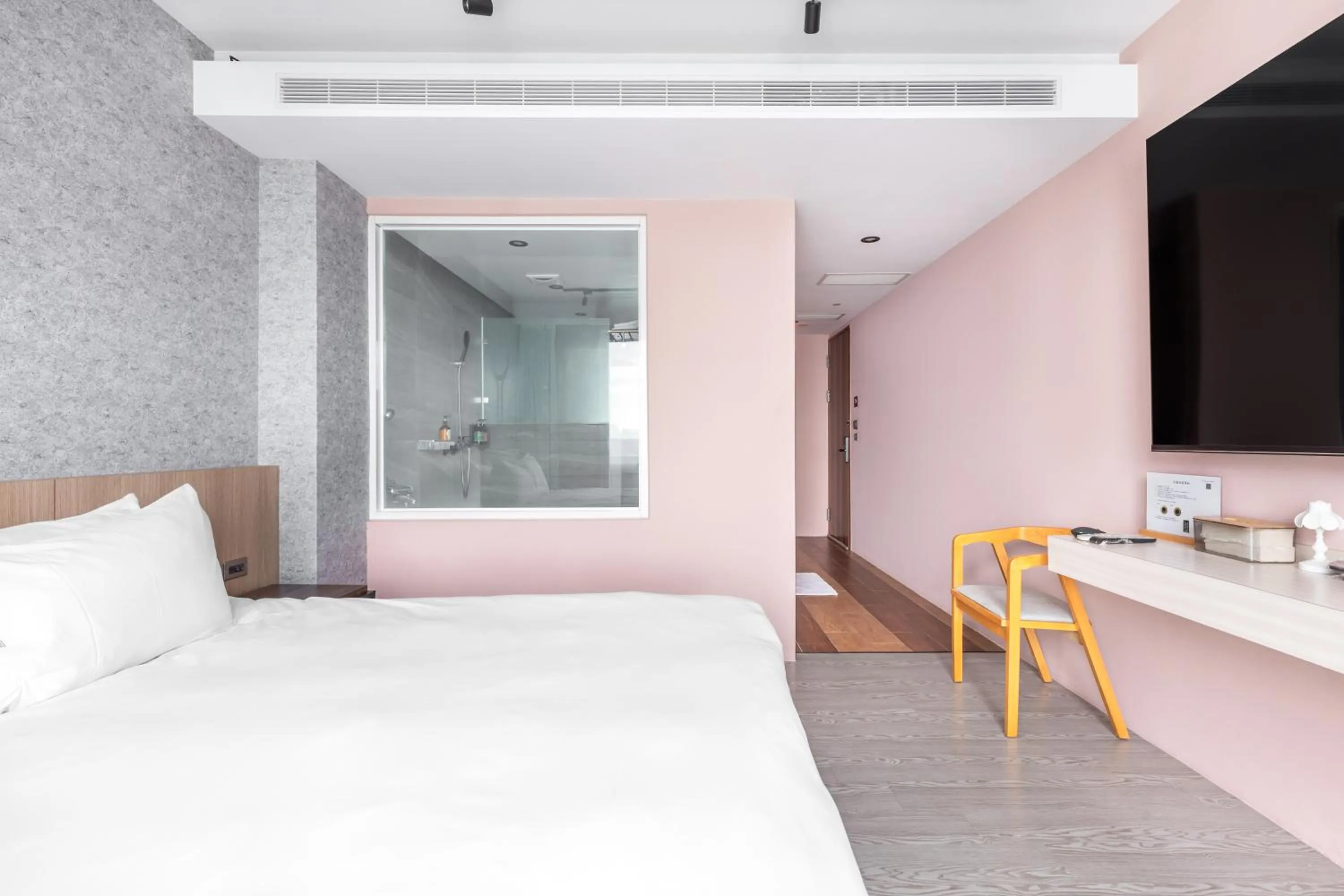 Photo of the whole room, Bed in Jhai Wu