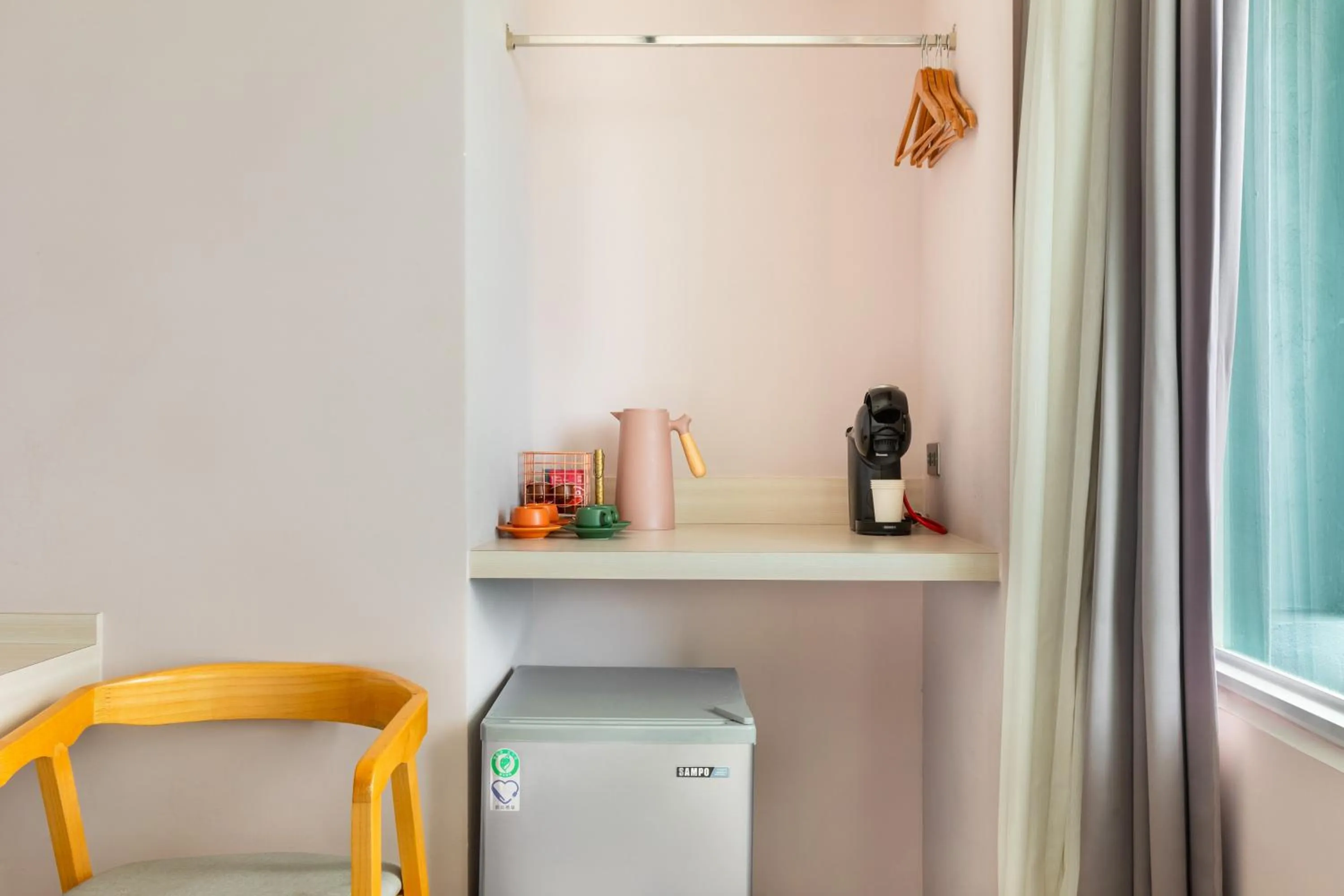 Photo of the whole room in Jhai Wu