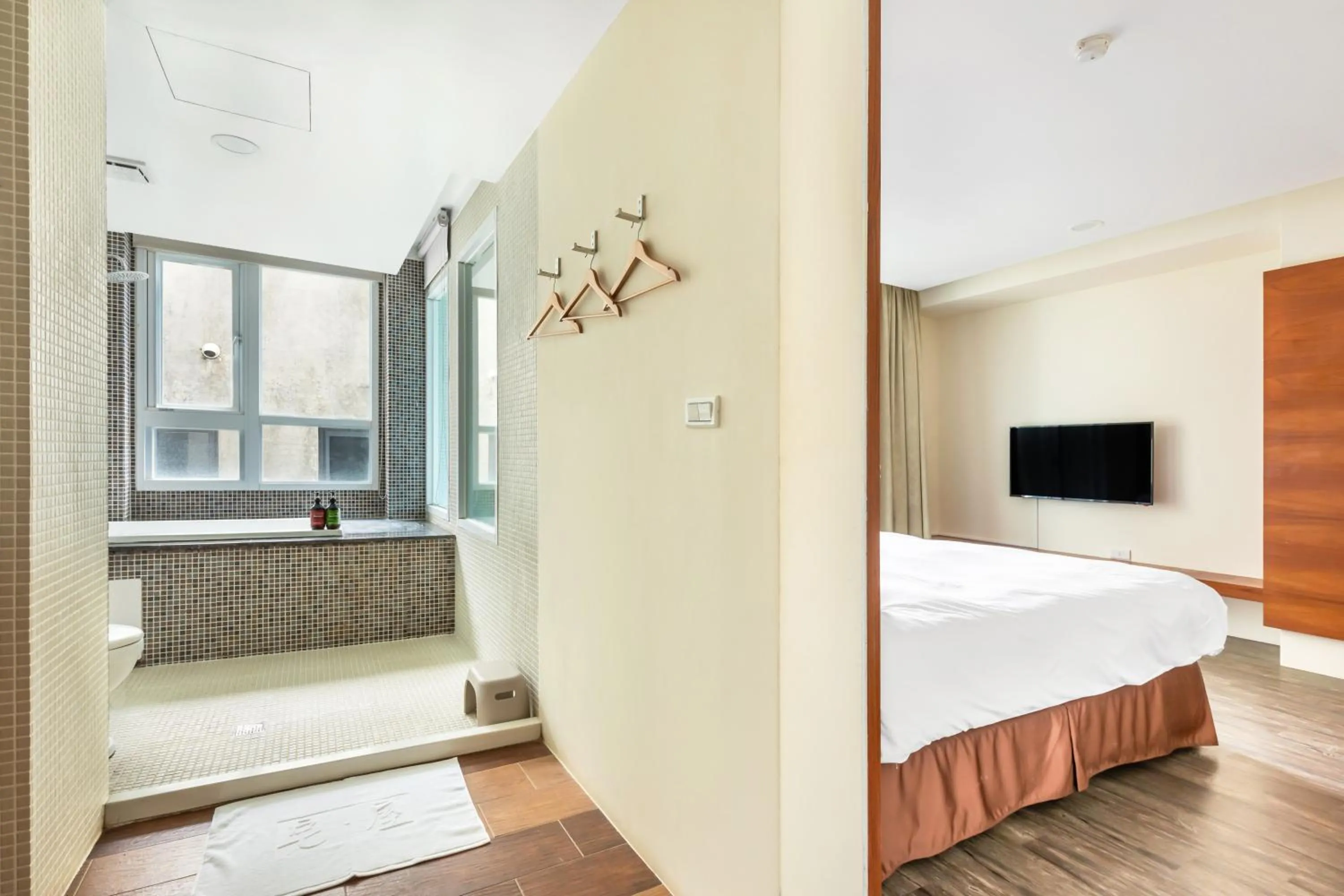 Photo of the whole room, Bed in Jhai Wu