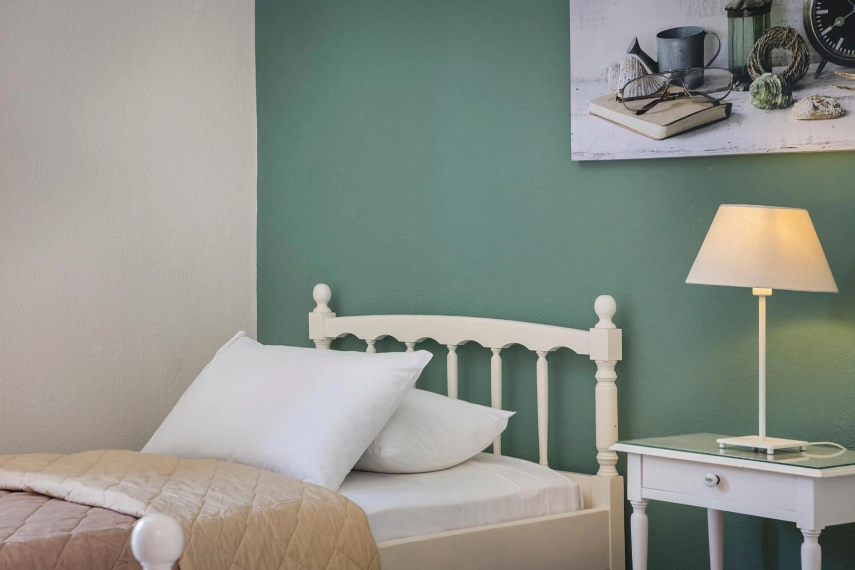 Bedroom, Bed in Dendrolivano