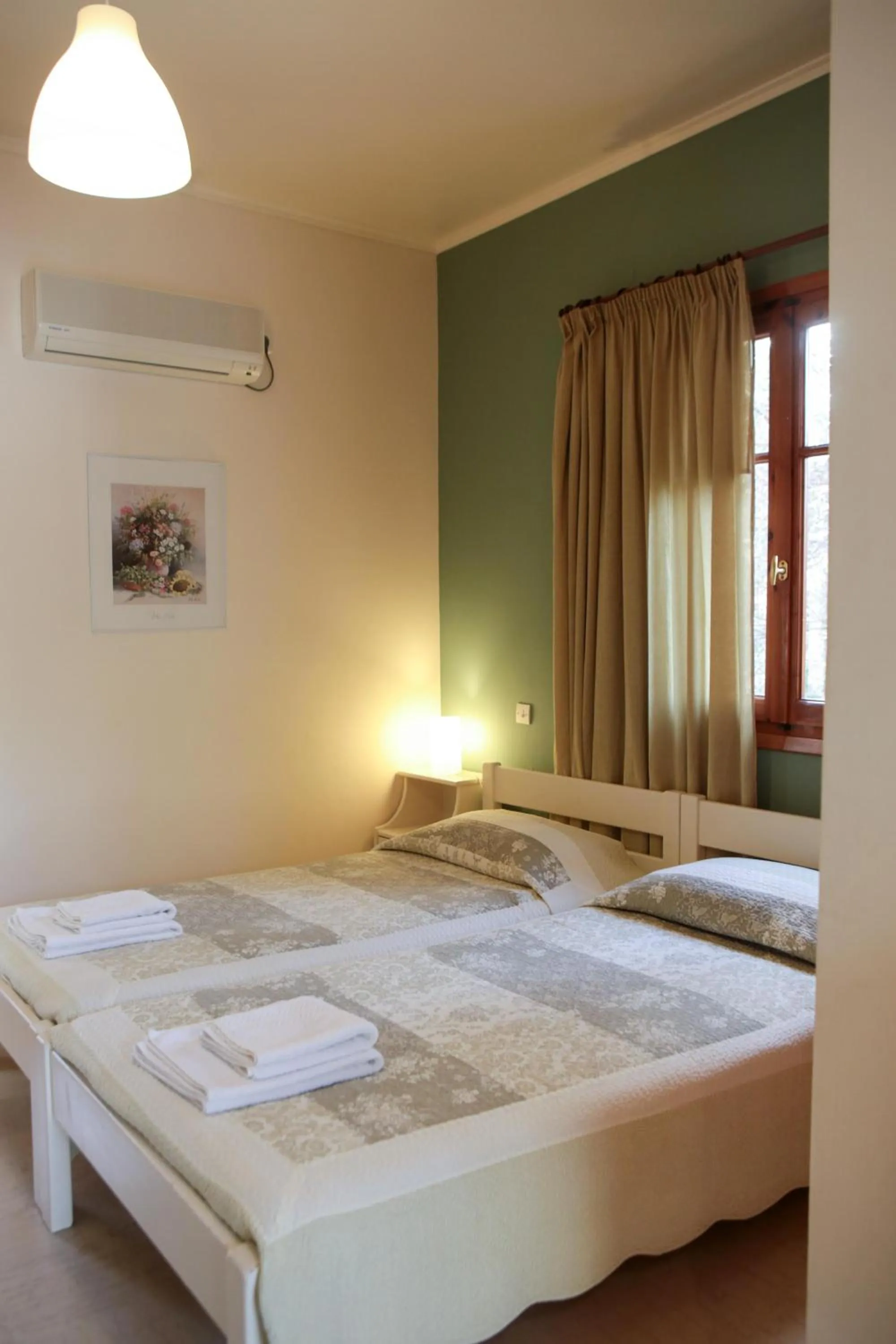 Photo of the whole room, Bed in Dendrolivano