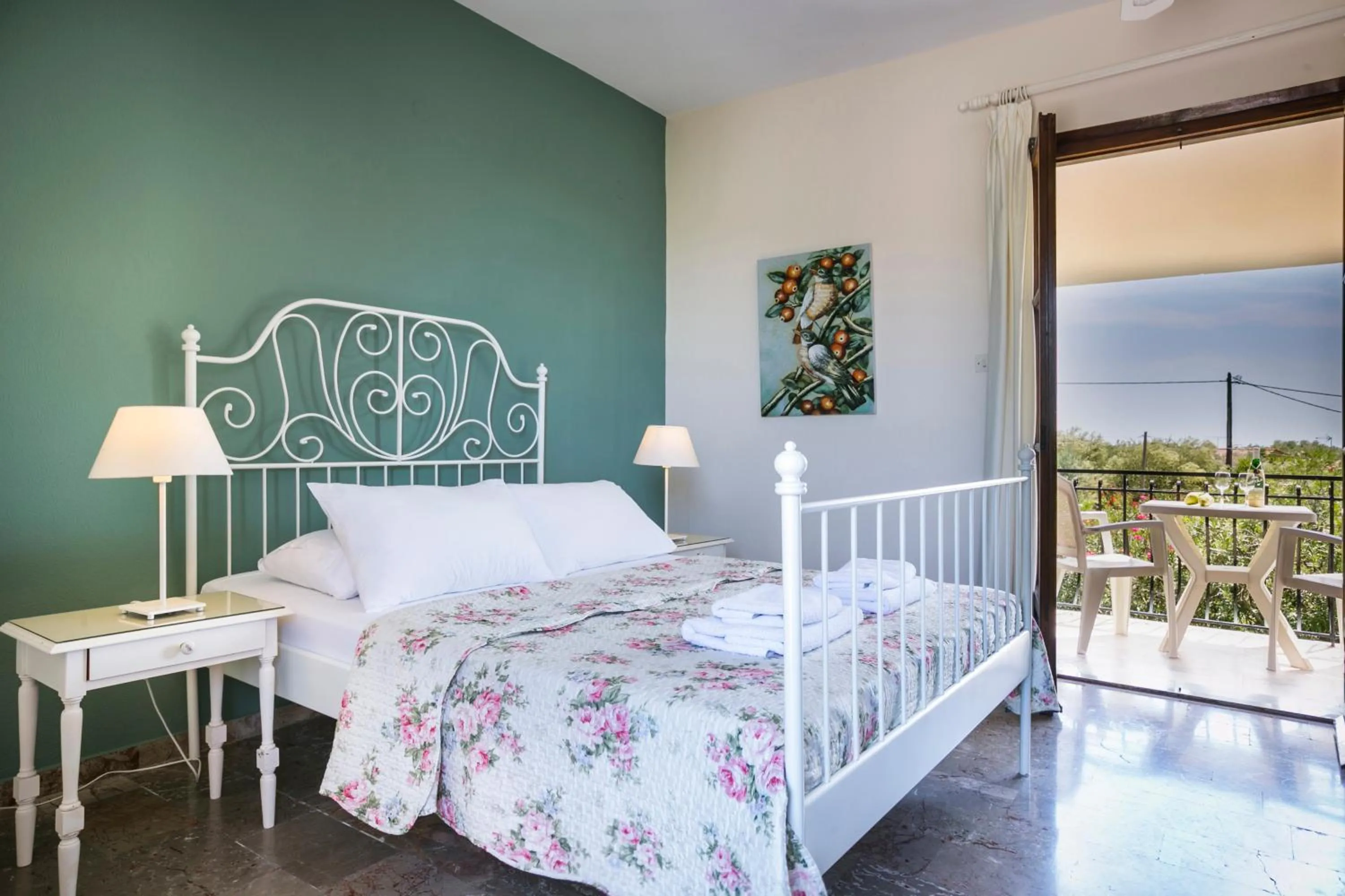 Photo of the whole room, Bed in Dendrolivano