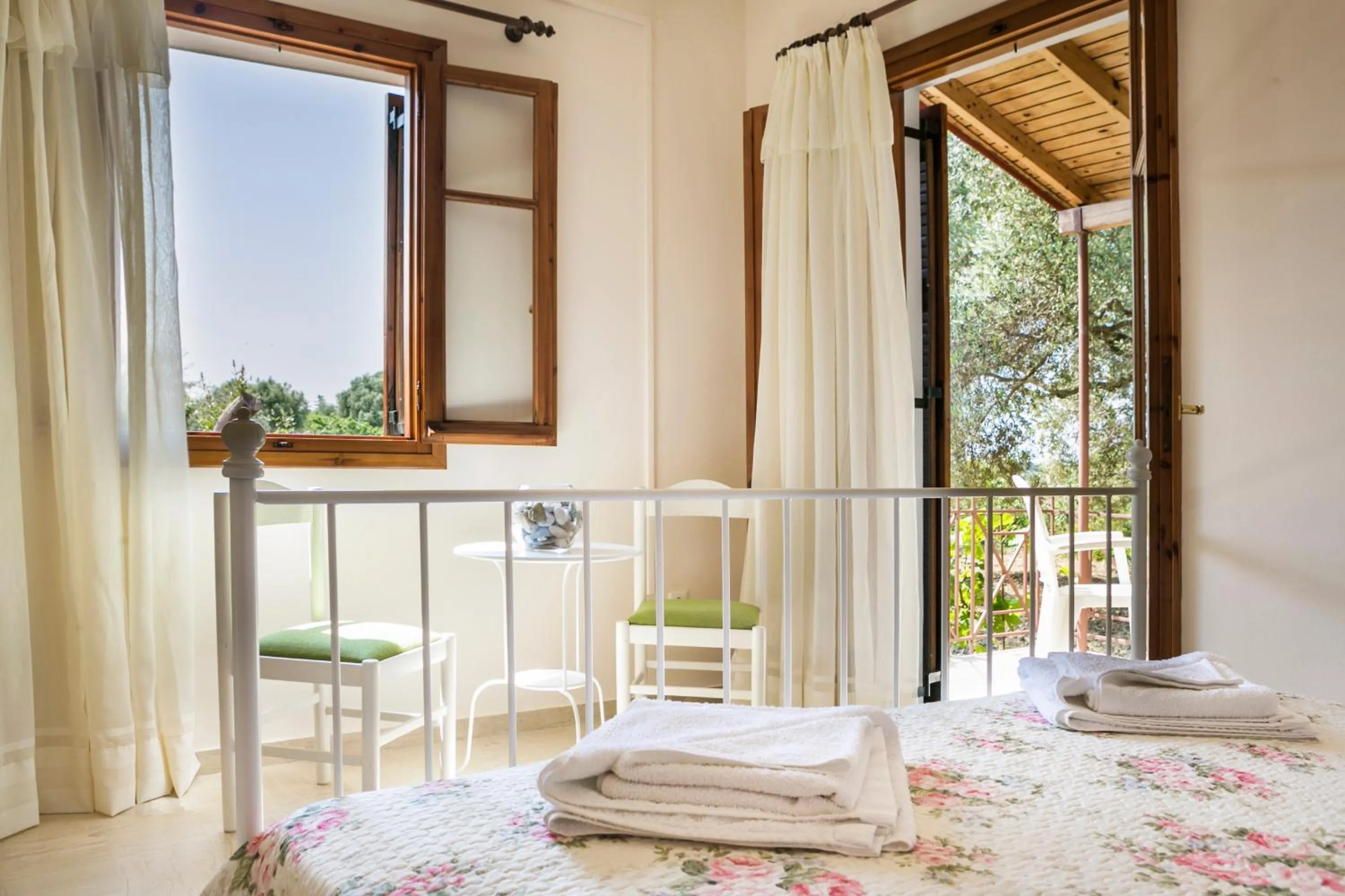 Photo of the whole room, Bed in Dendrolivano