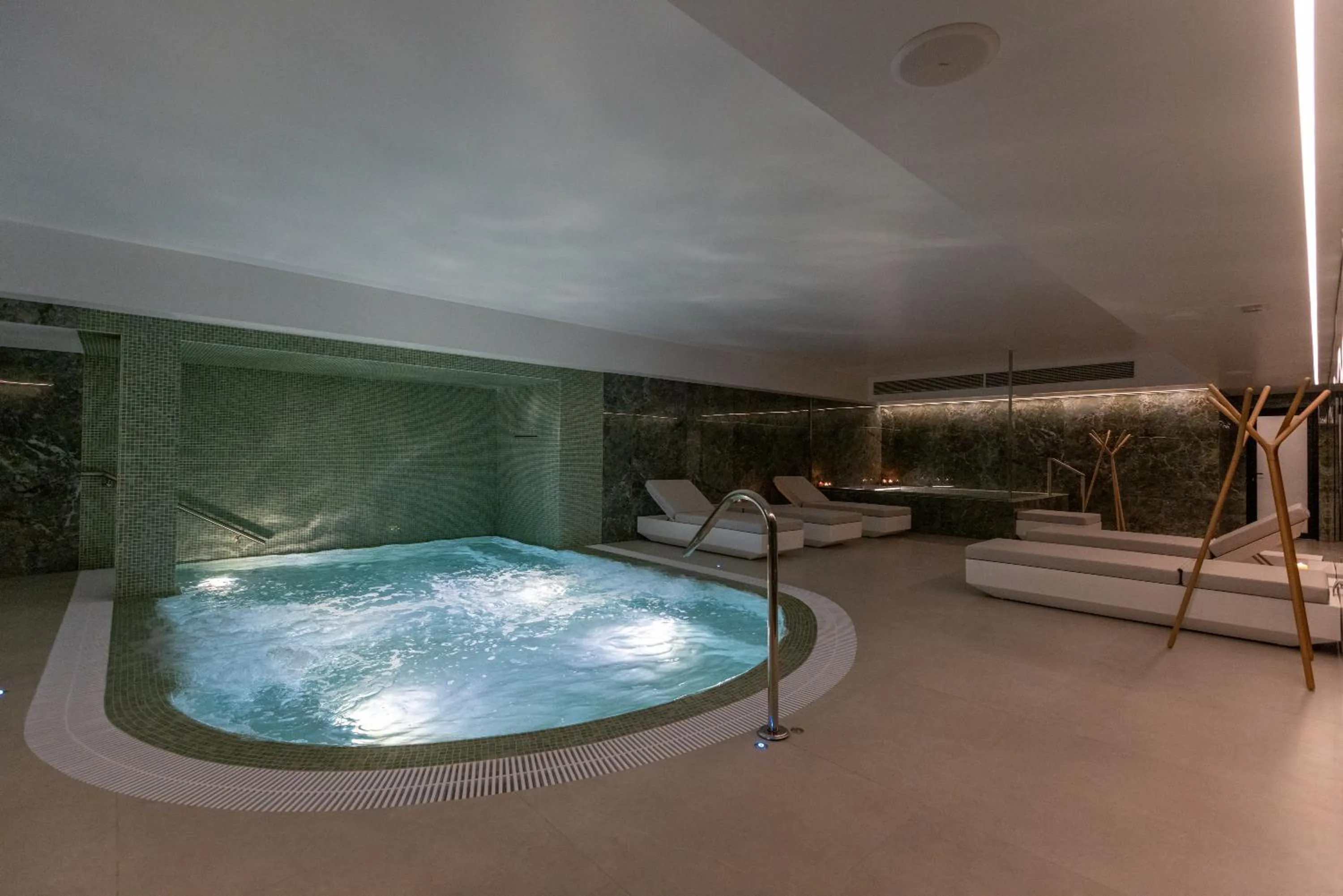 Hot Tub in Hotel Afonso V & SPA