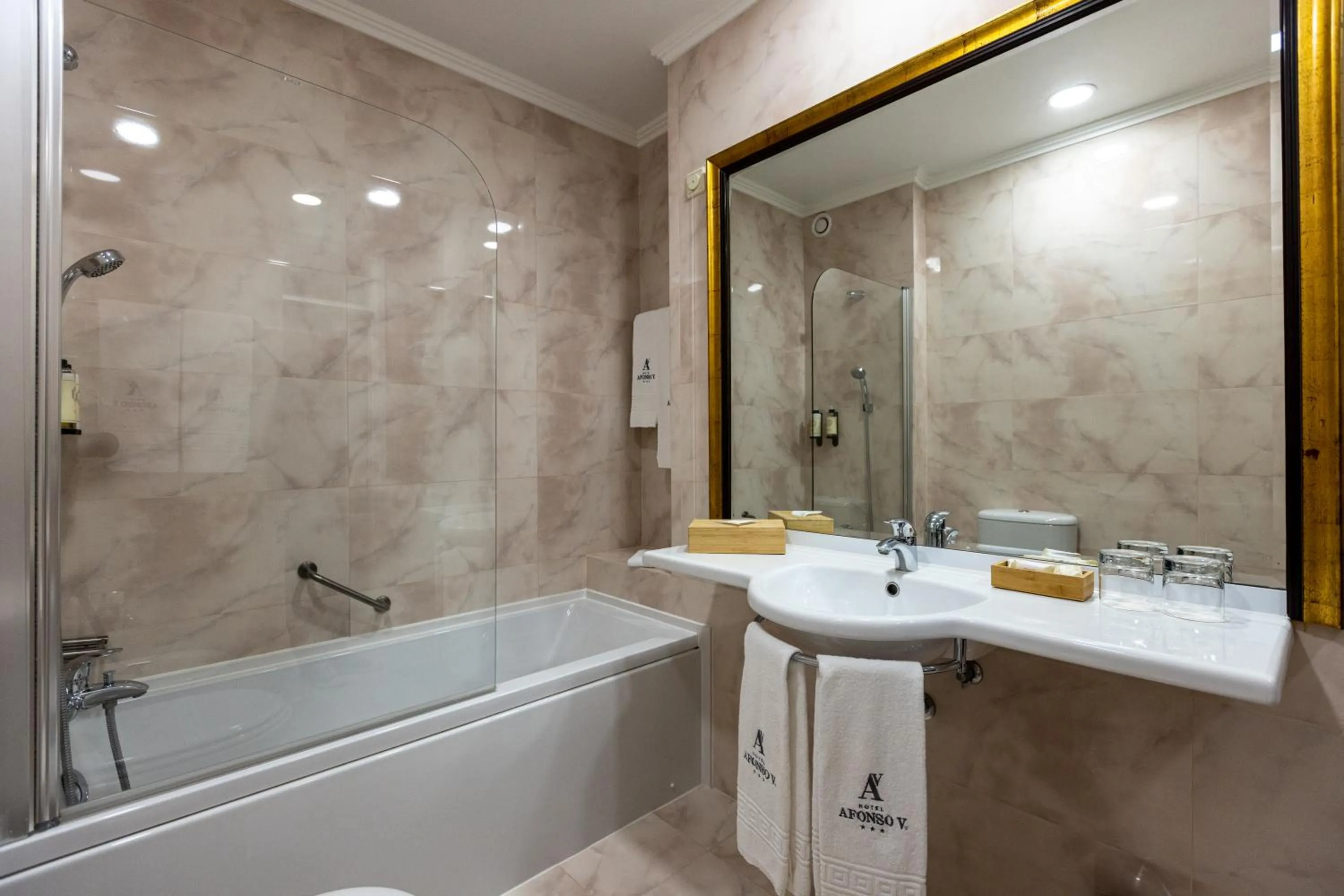 Bathroom in Hotel Afonso V & SPA