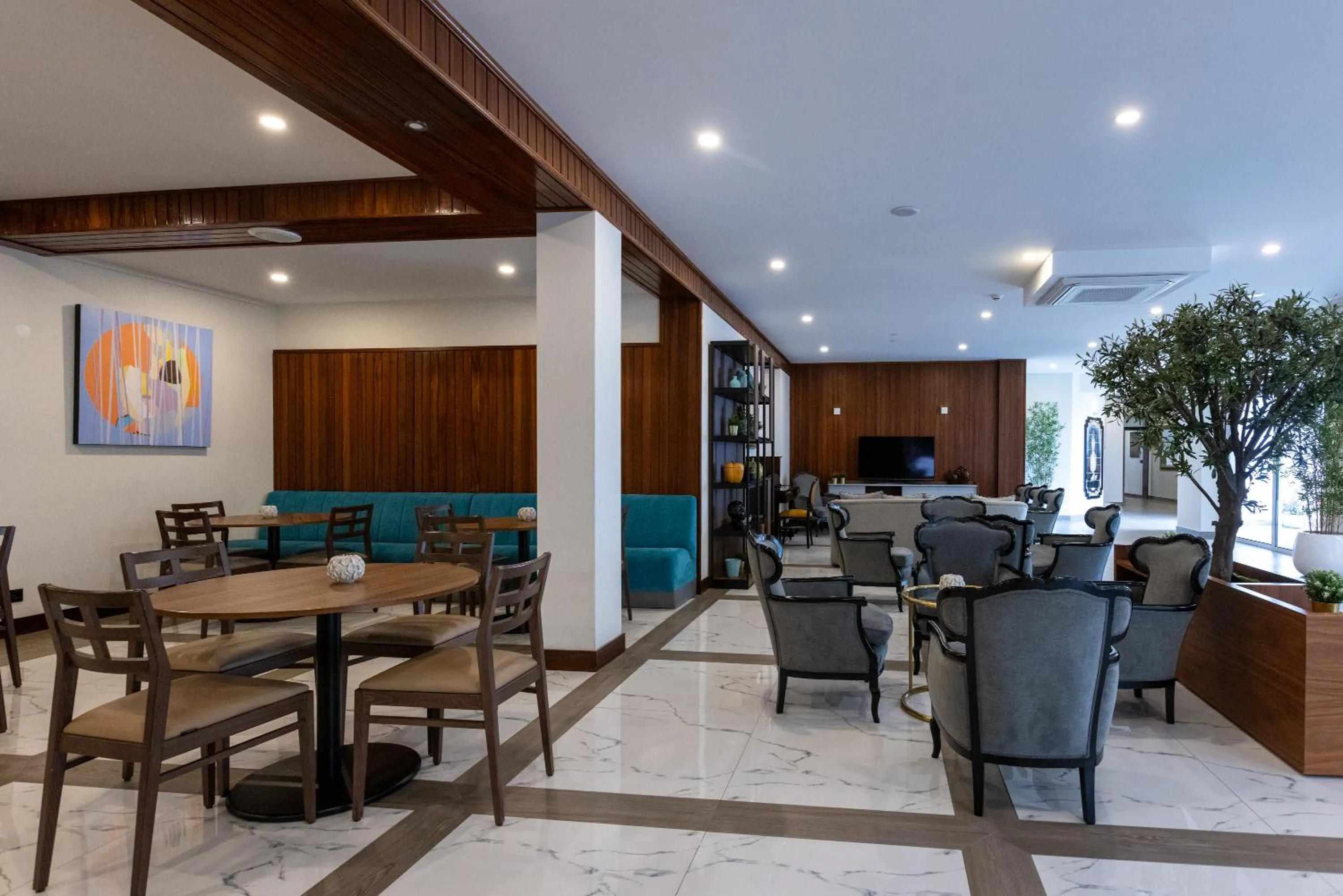 Communal lounge/ TV room in Hotel Afonso V & SPA