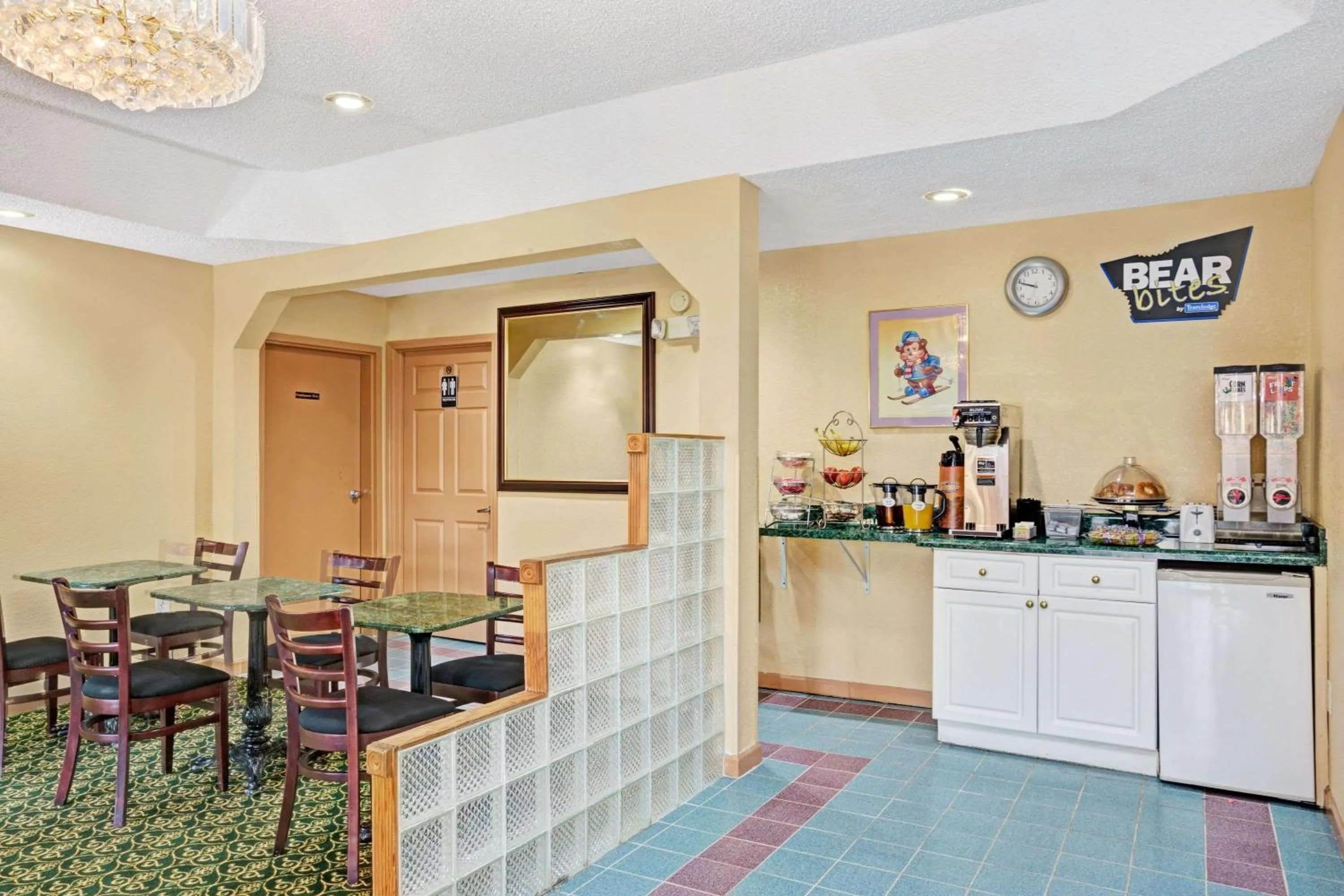 Restaurant/places to eat in Travelodge by Wyndham Forest Park Atlanta South