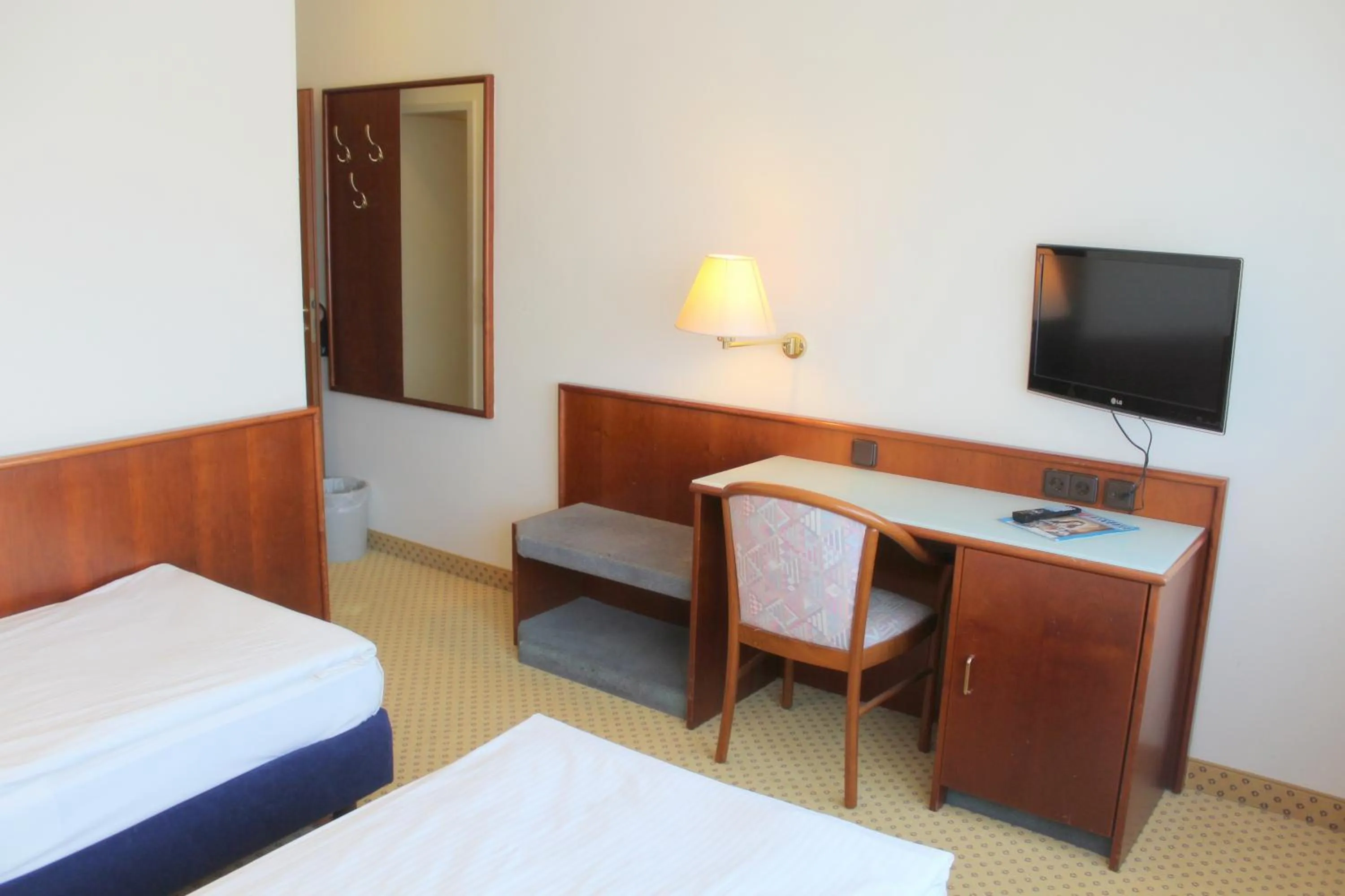 Seating area, Bed in Elbroich Hotel Düsseldorf