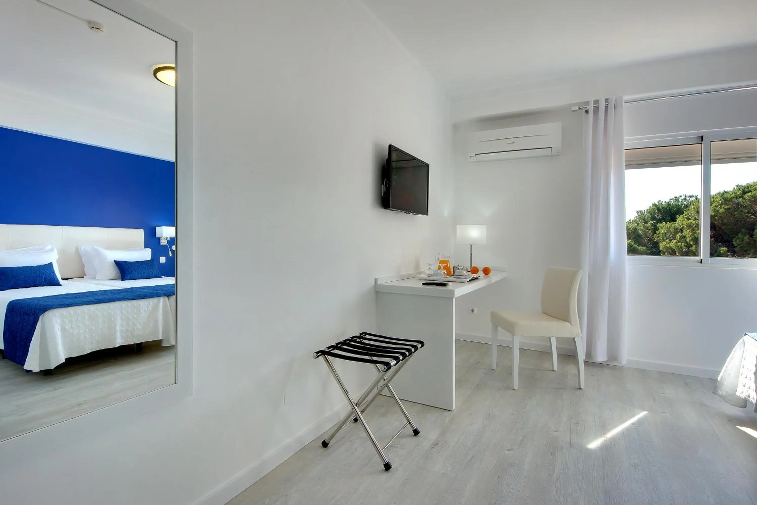 Seating area, Bed in Zodiaco