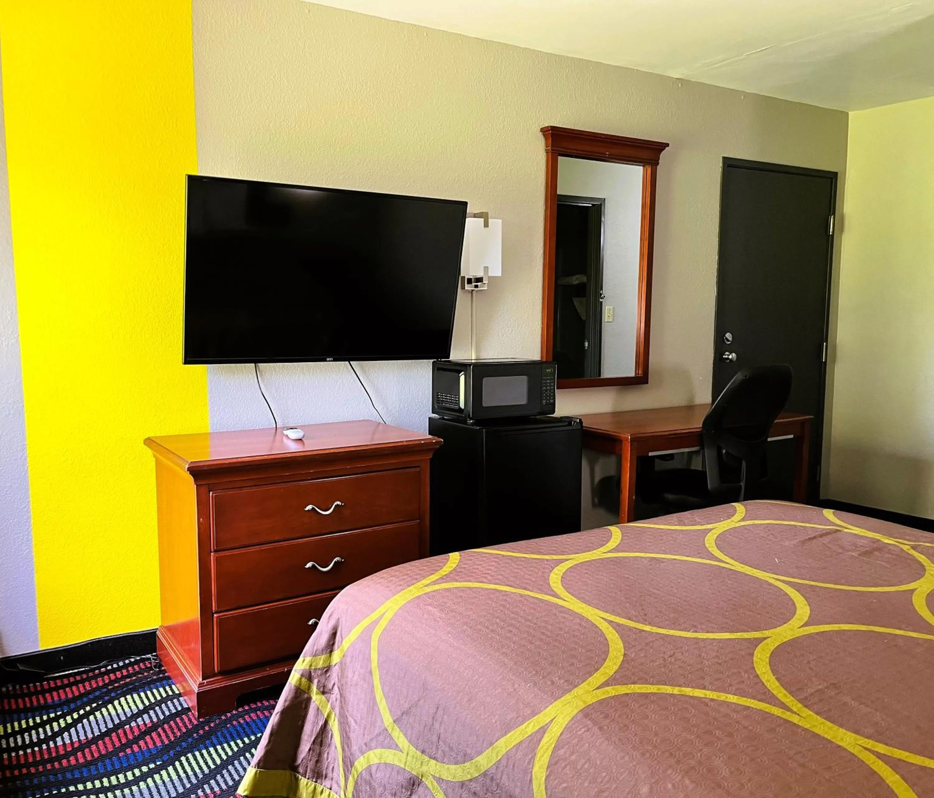 Bedroom, Bed in Super 8 by Wyndham Vincennes