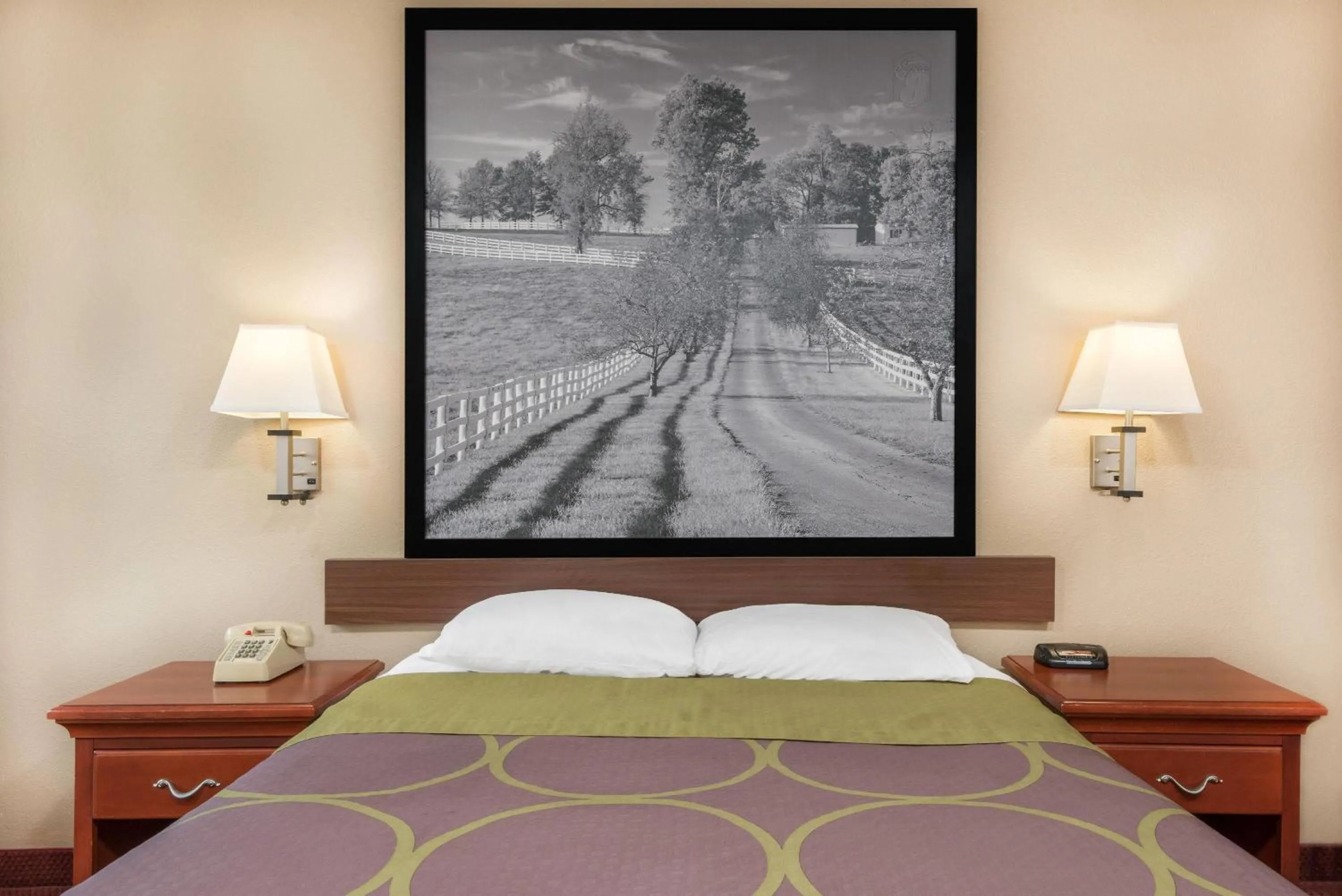 Photo of the whole room, Bed in Super 8 by Wyndham Vincennes