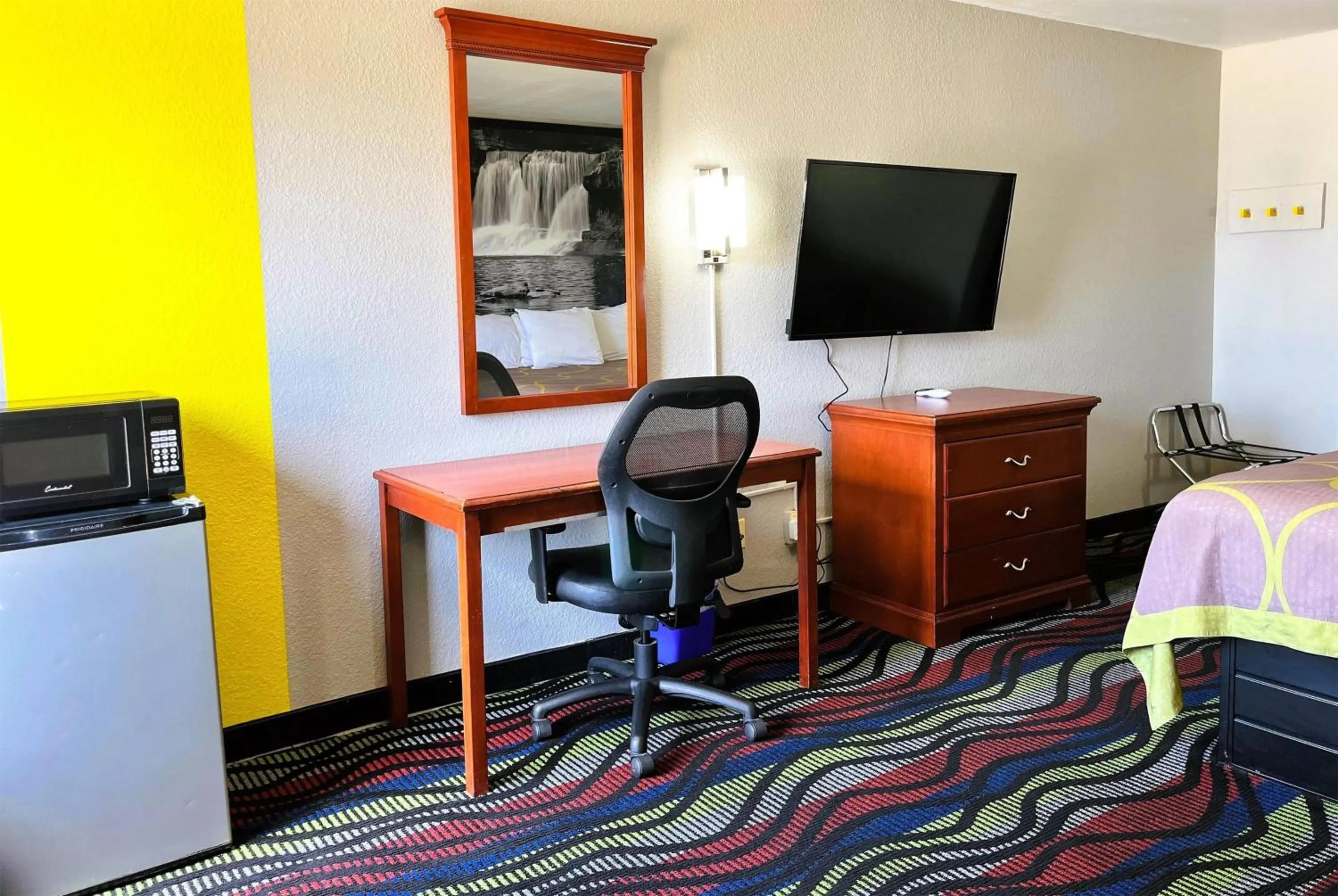 Photo of the whole room in Super 8 by Wyndham Vincennes