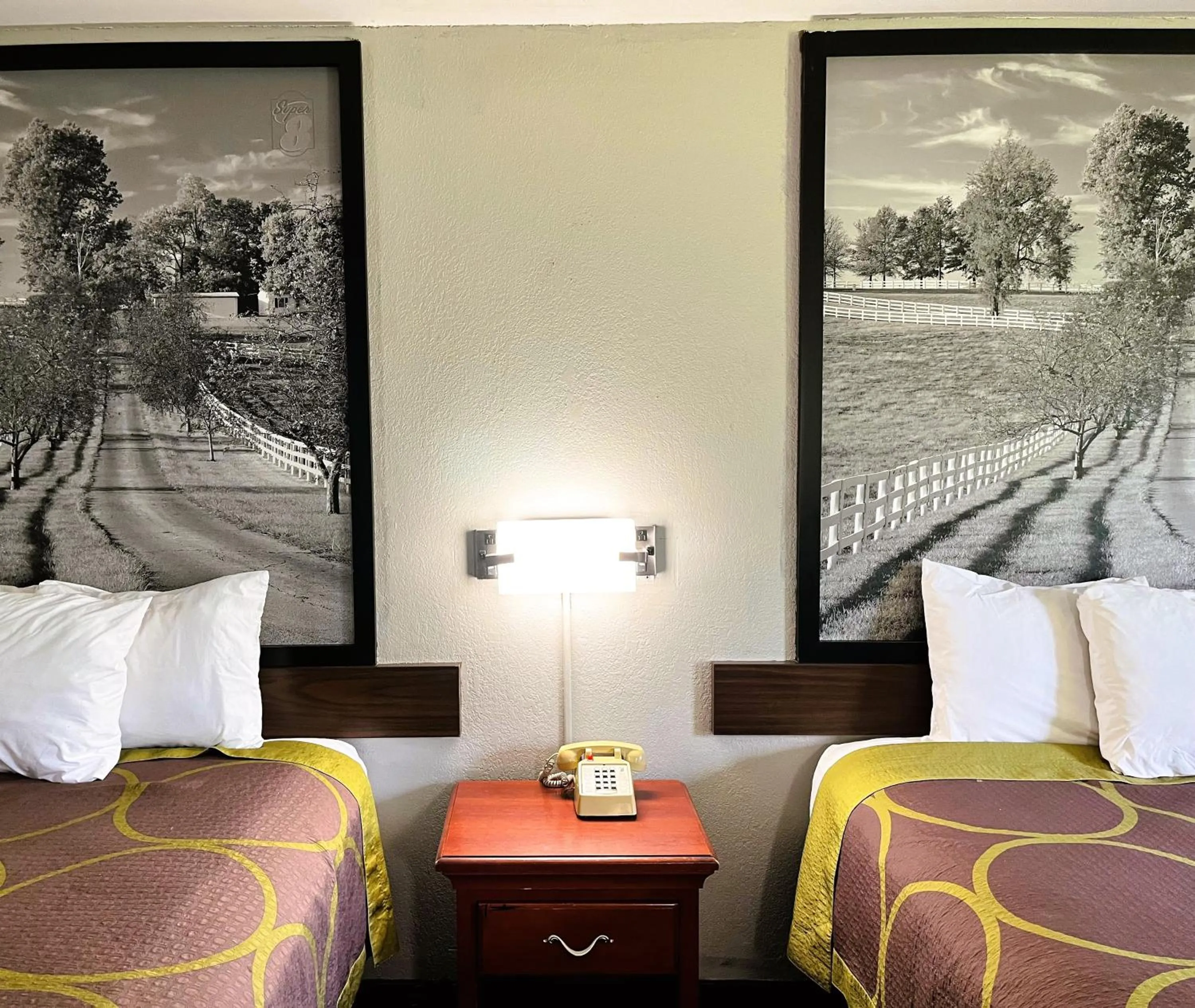 Bedroom, Bed in Super 8 by Wyndham Vincennes