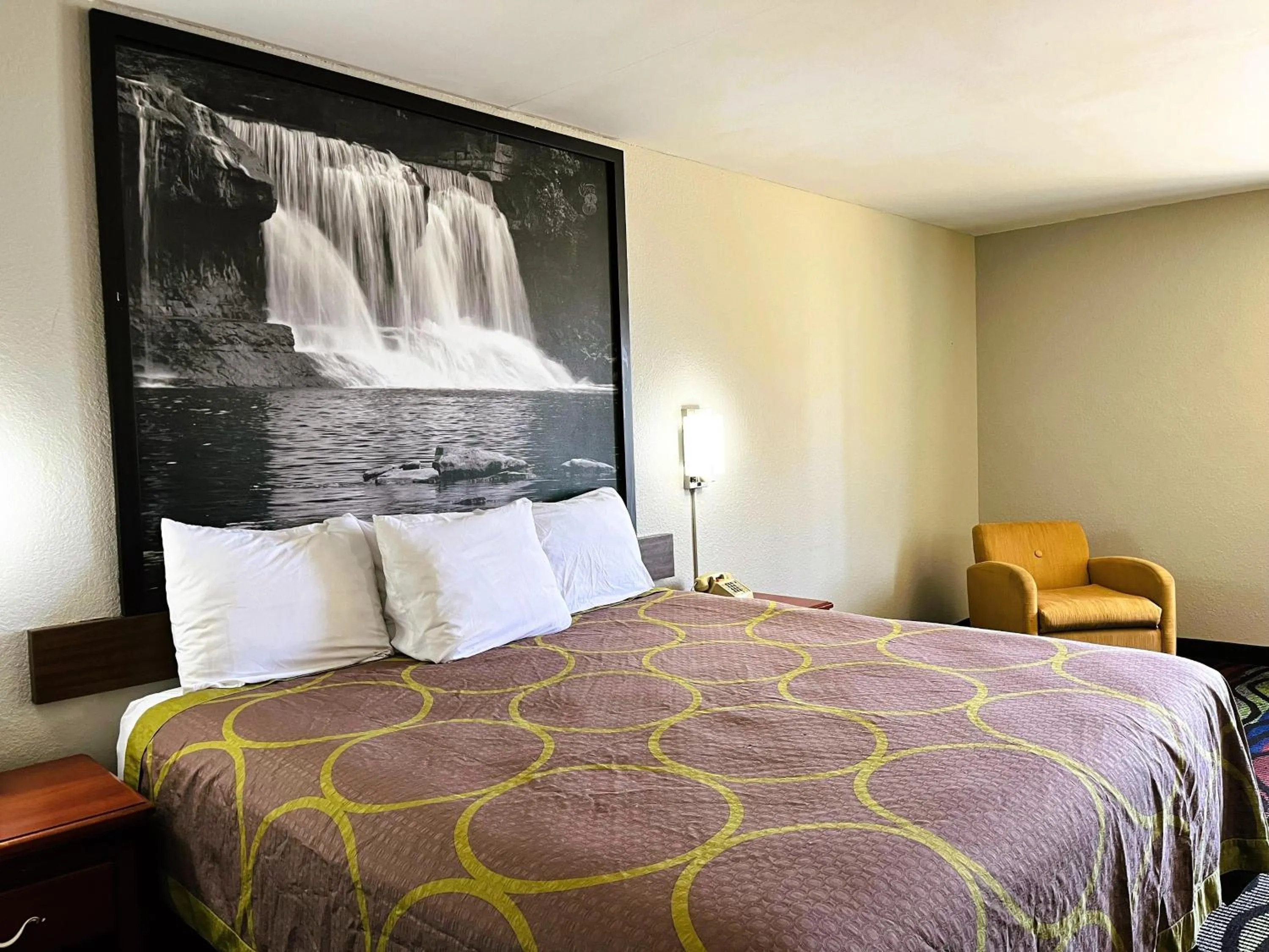 Bedroom, Bed in Super 8 by Wyndham Vincennes