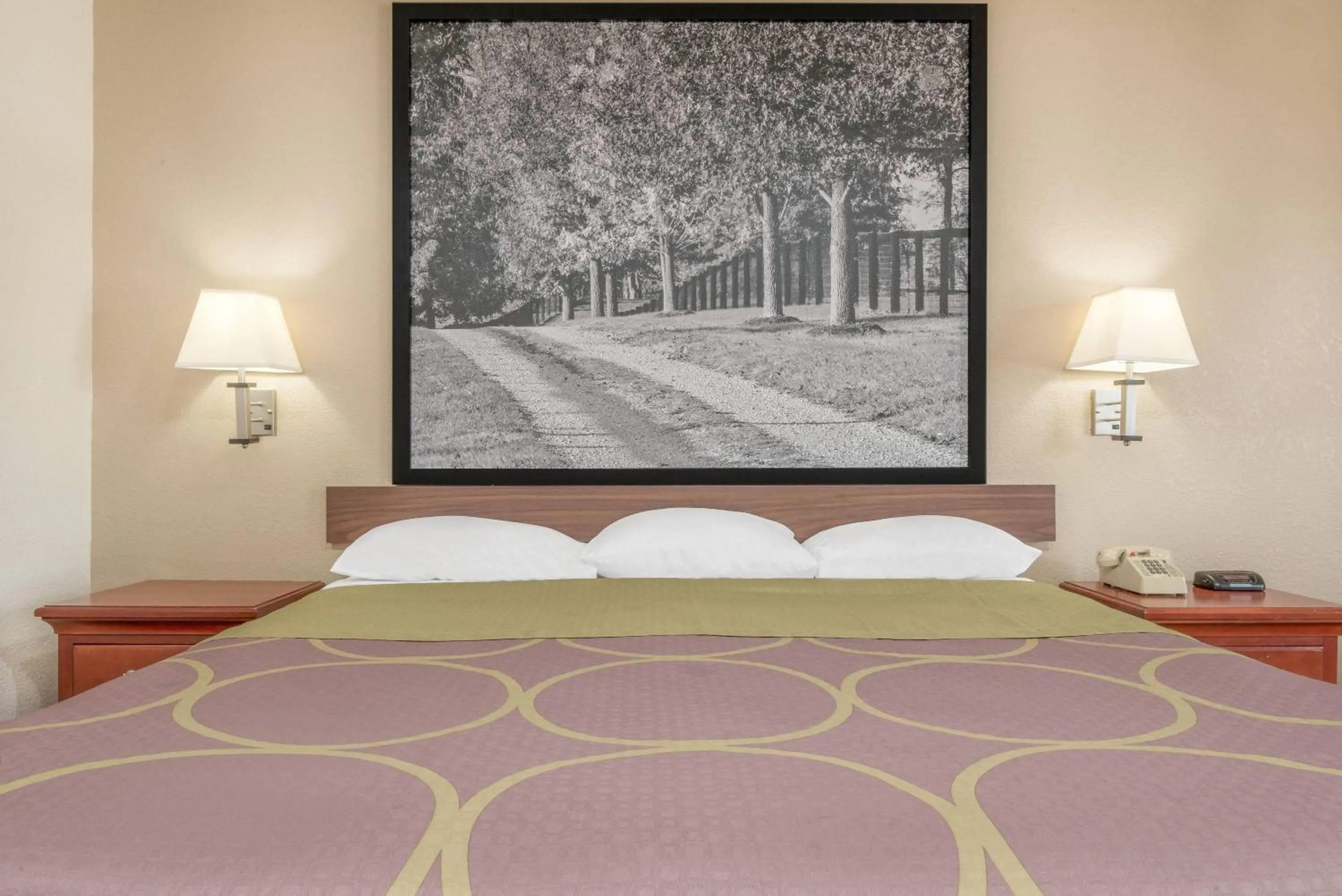 Photo of the whole room, Bed in Super 8 by Wyndham Vincennes