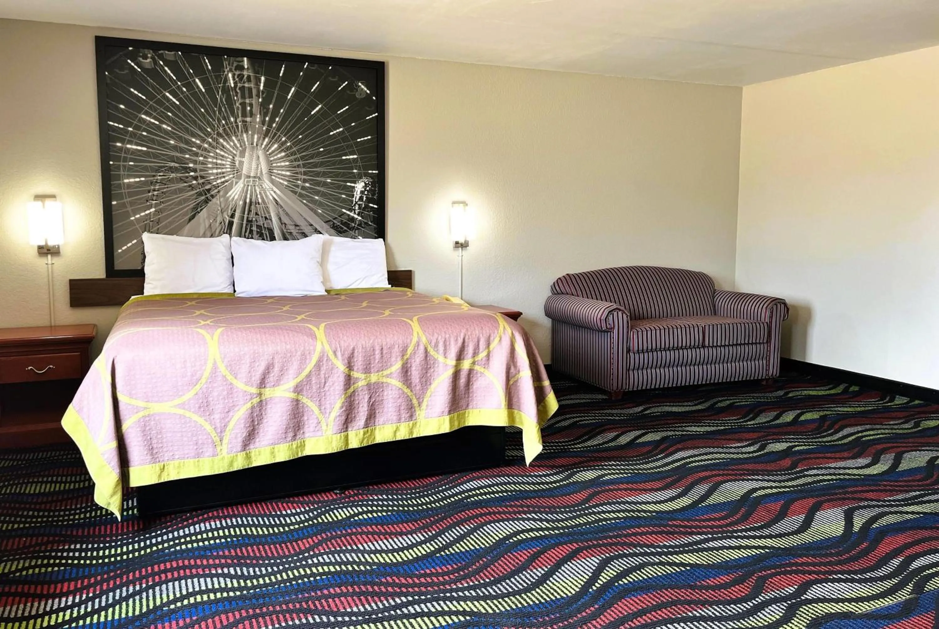 Photo of the whole room, Bed in Super 8 by Wyndham Vincennes