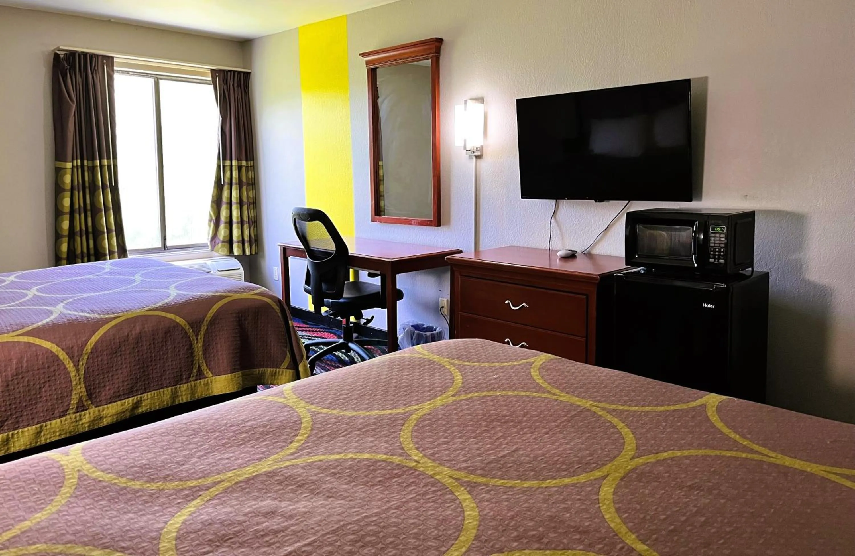 Bedroom, Bed in Super 8 by Wyndham Vincennes