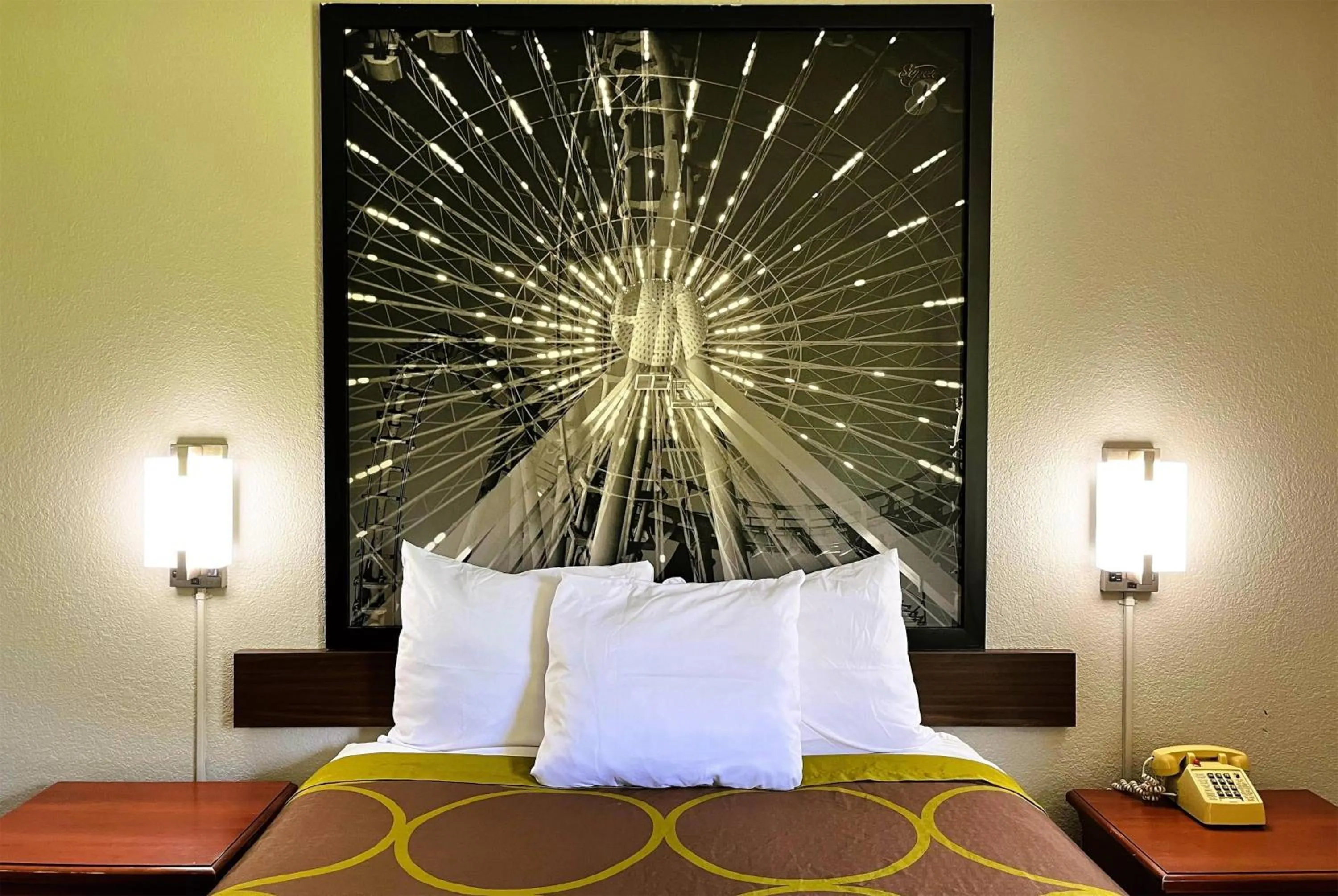 Photo of the whole room, Bed in Super 8 by Wyndham Vincennes