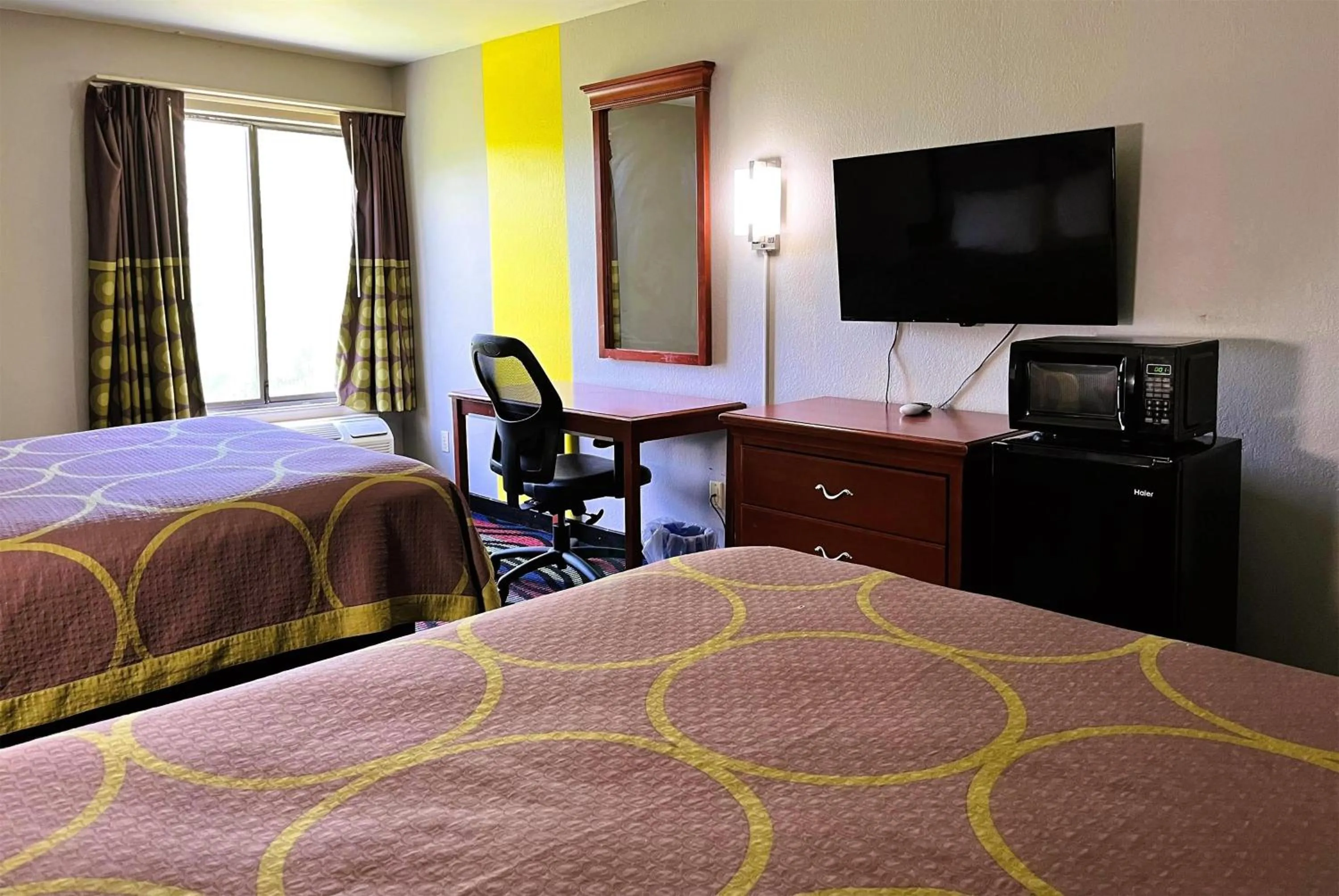 Photo of the whole room, Bed in Super 8 by Wyndham Vincennes