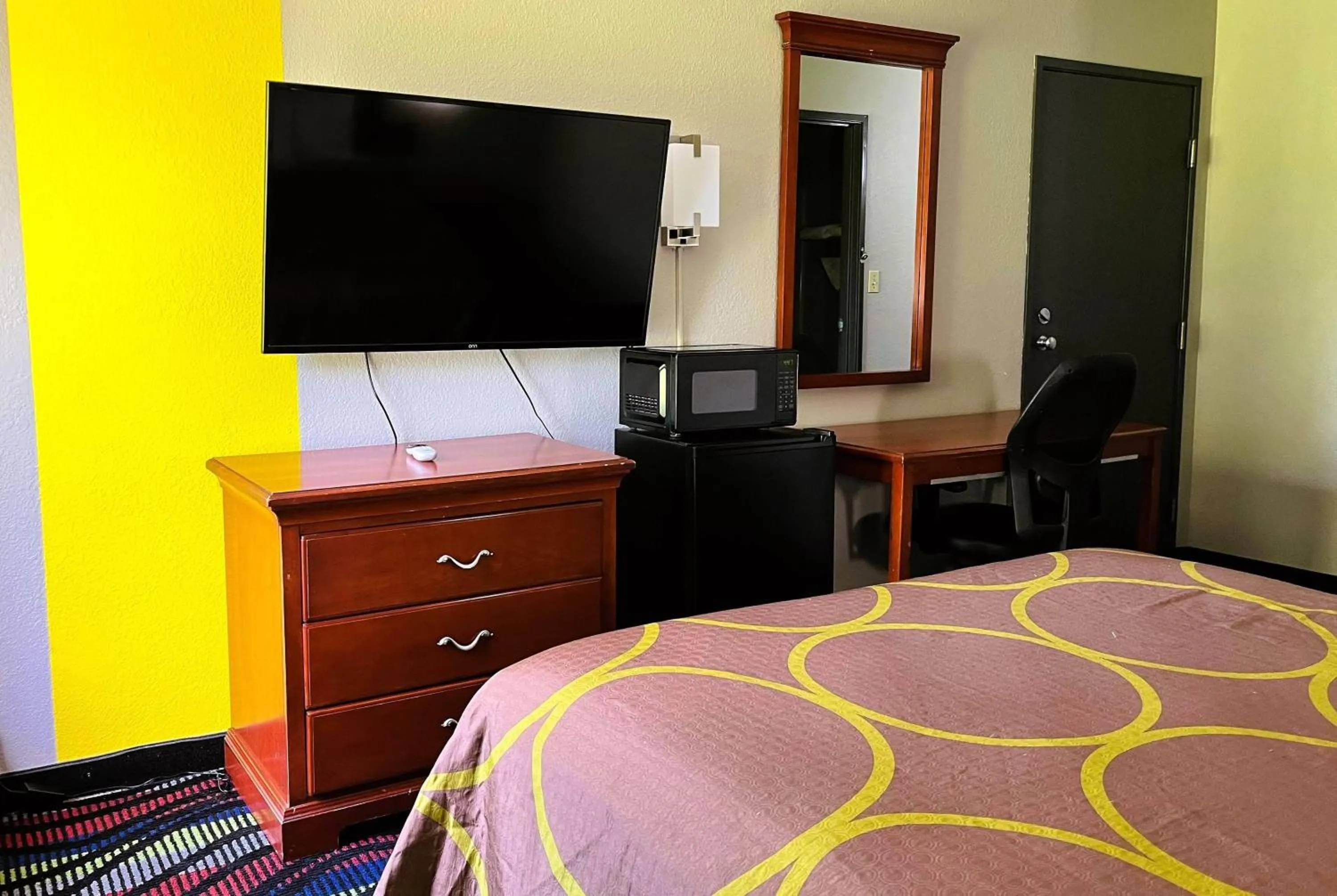 Photo of the whole room, Bed in Super 8 by Wyndham Vincennes