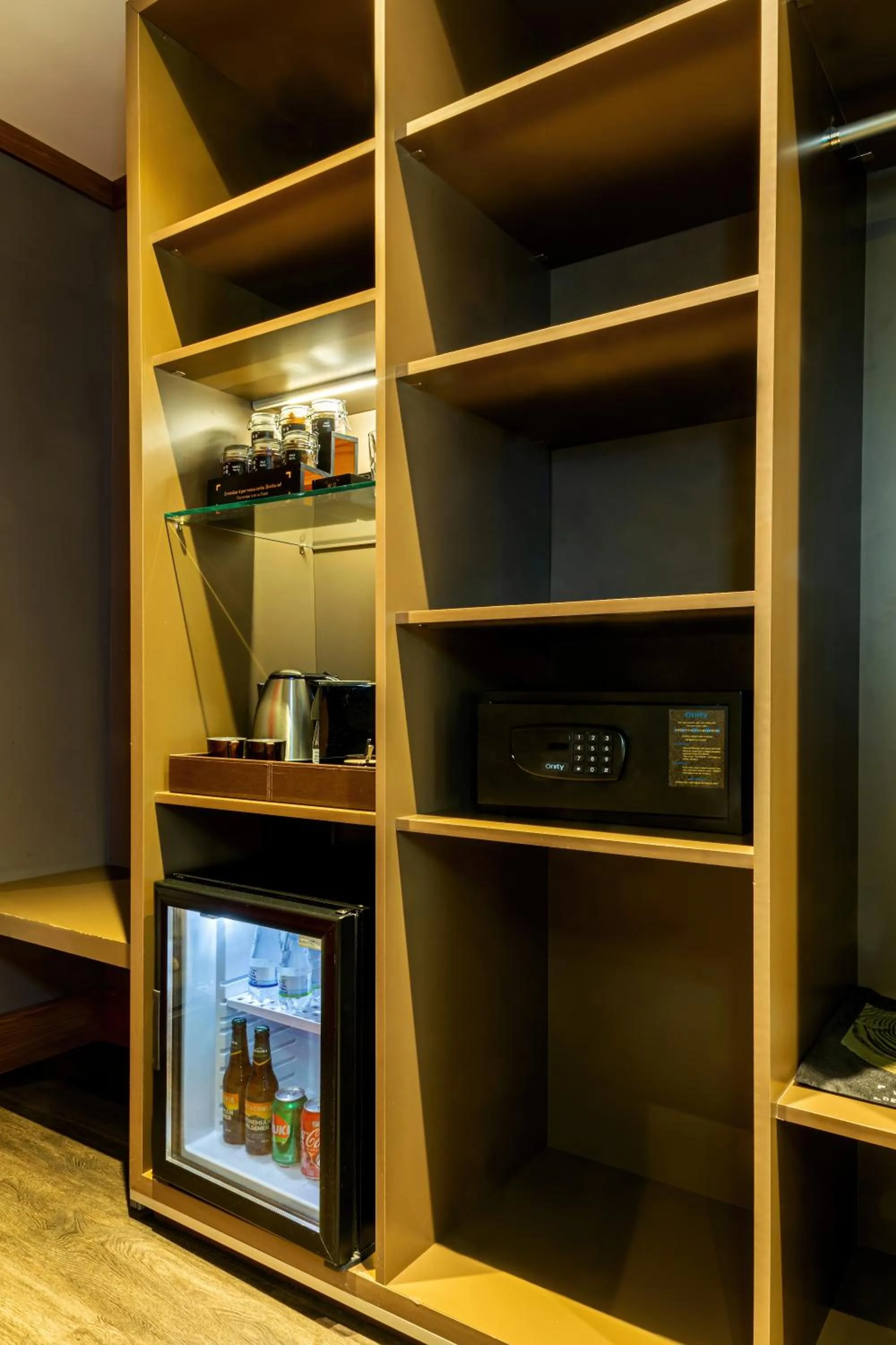 Coffee/tea facilities in Wood Hotel