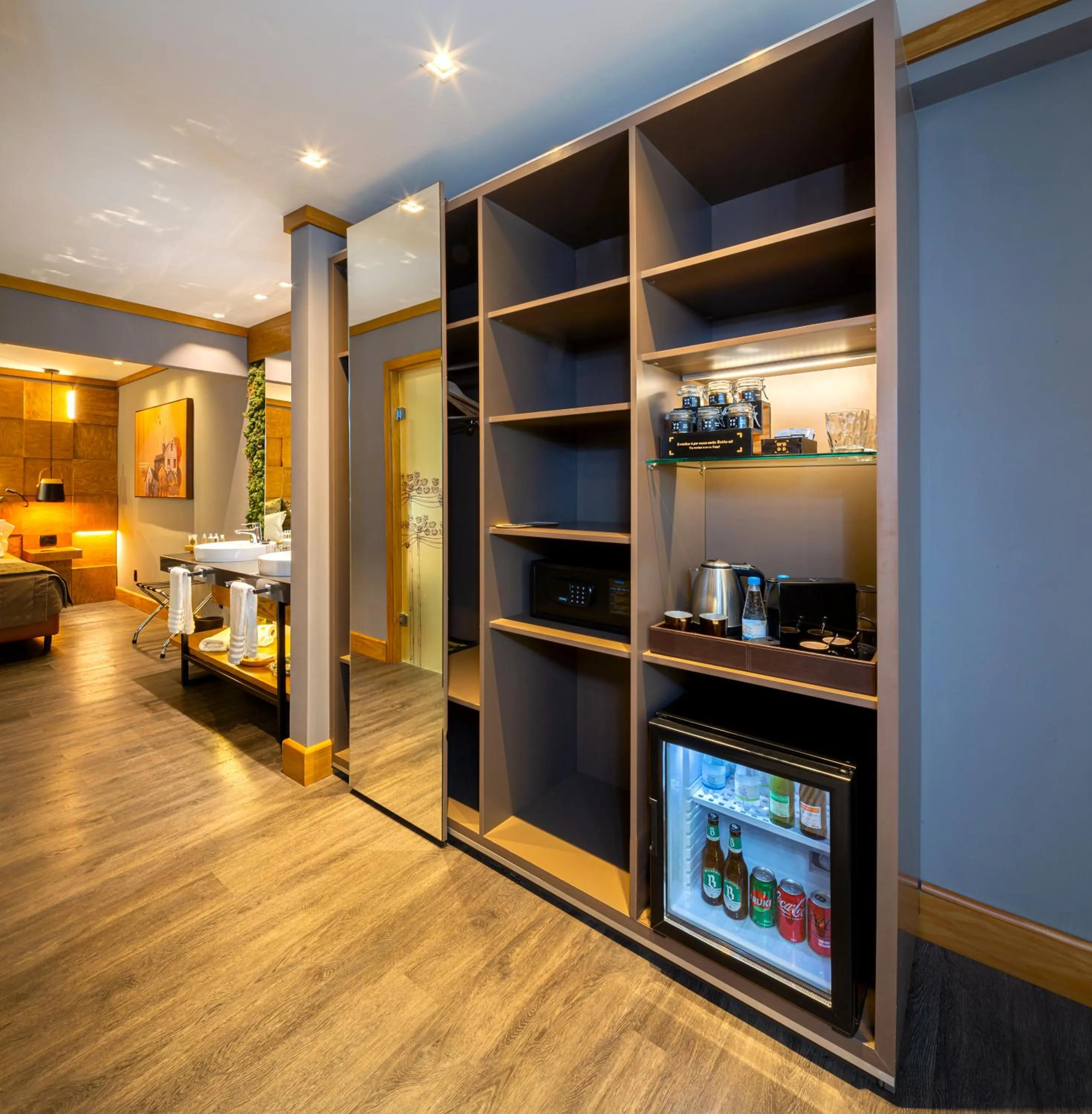 Coffee/tea facilities, Bed in Wood Hotel