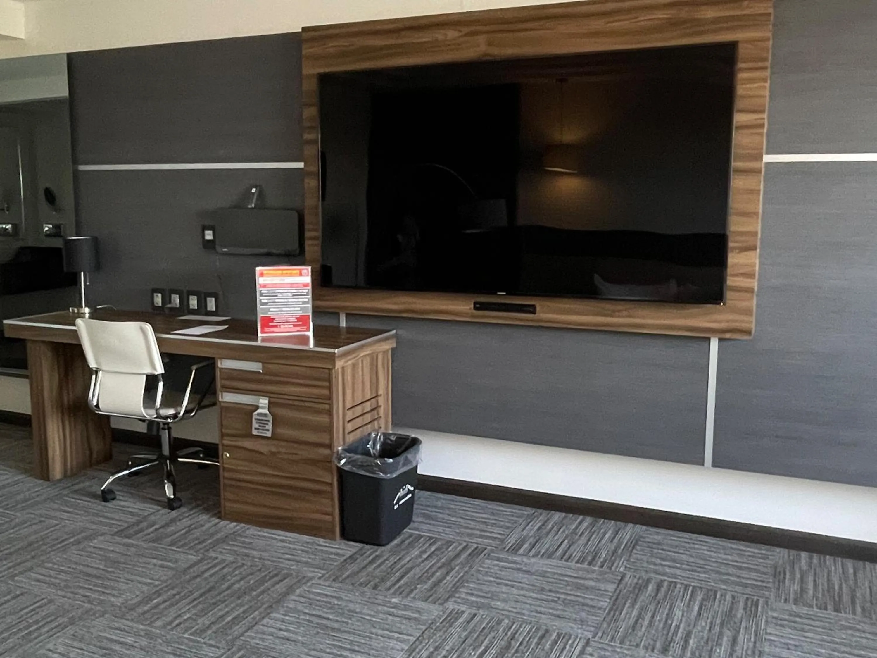 TV and multimedia in Suites Inn la Muralla Hotel & Spa