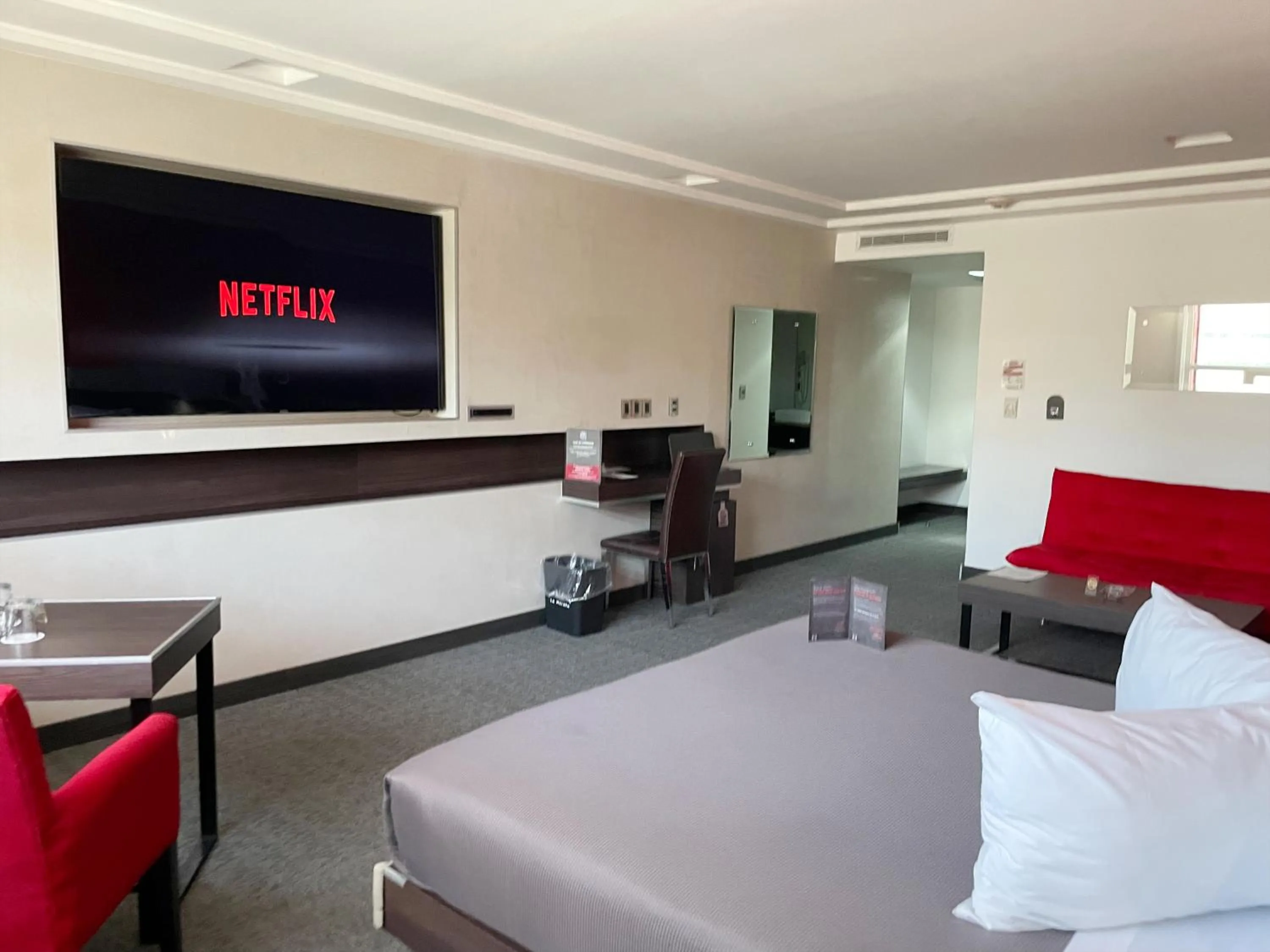 TV and multimedia, Bed in Suites Inn la Muralla Hotel & Spa