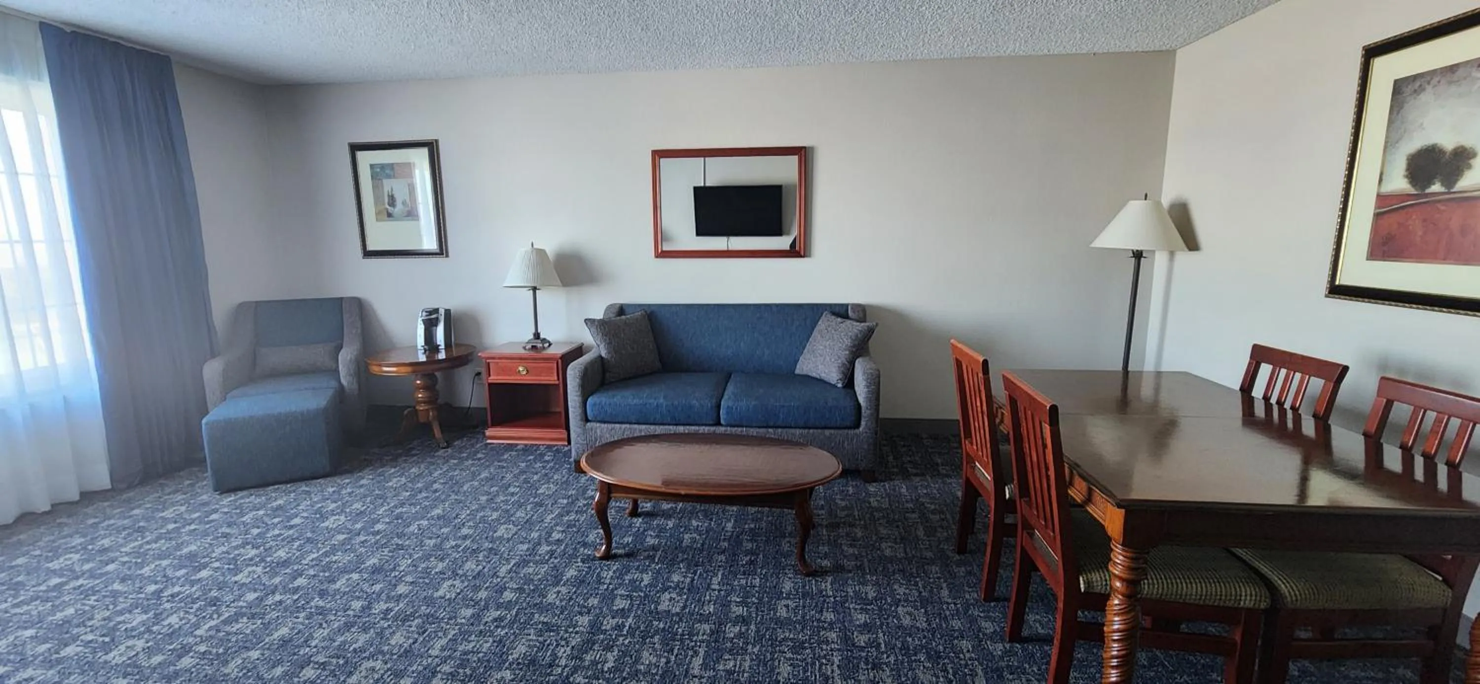 Seating area in Red Lion Hotel Eureka