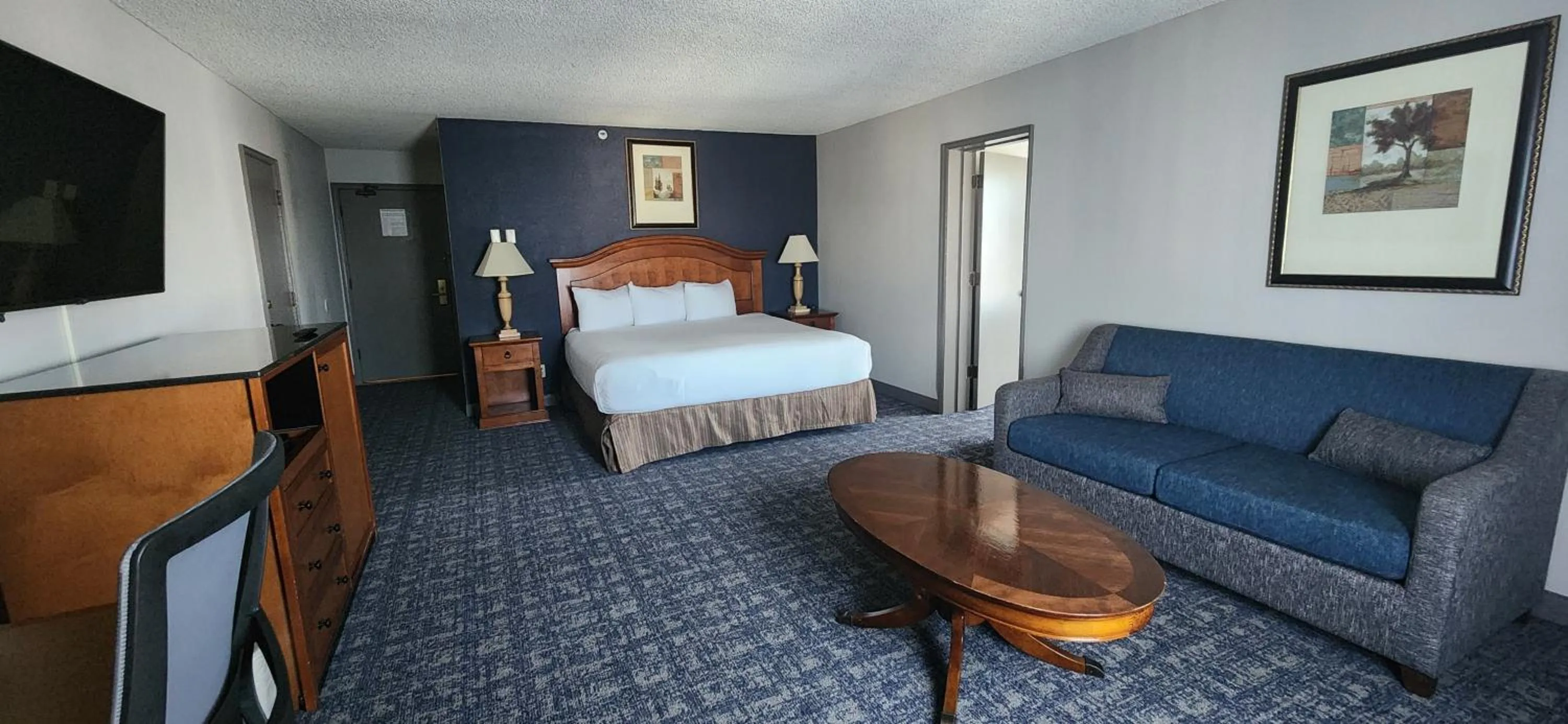 Photo of the whole room, Bed in Red Lion Hotel Eureka