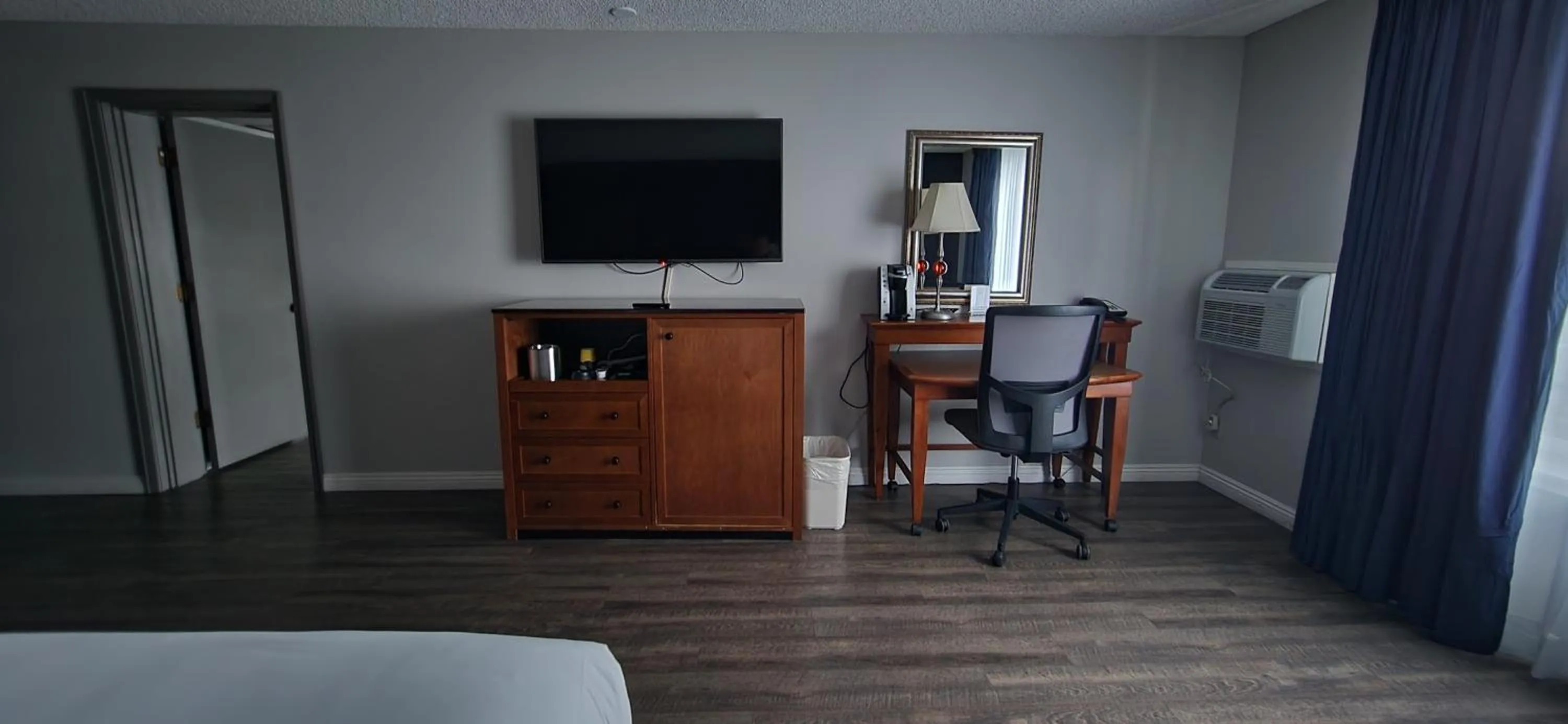 TV and multimedia, Bed in Red Lion Hotel Eureka