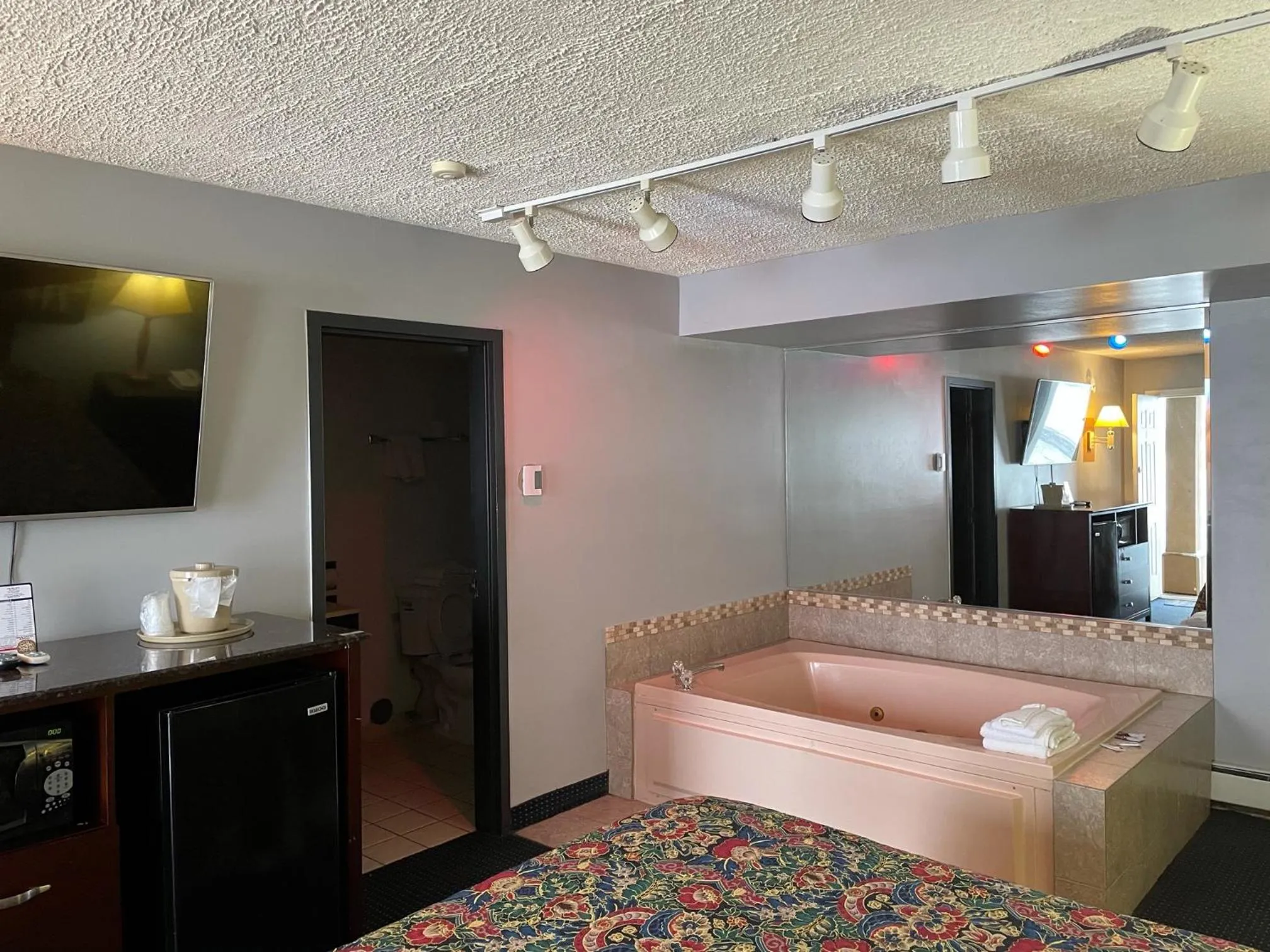 Bed in American Inn and Suites