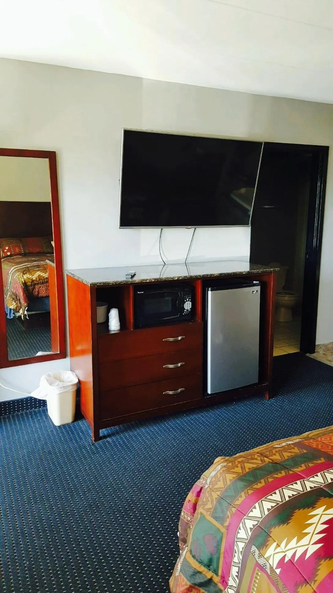 Decorative detail, Bed in American Inn and Suites