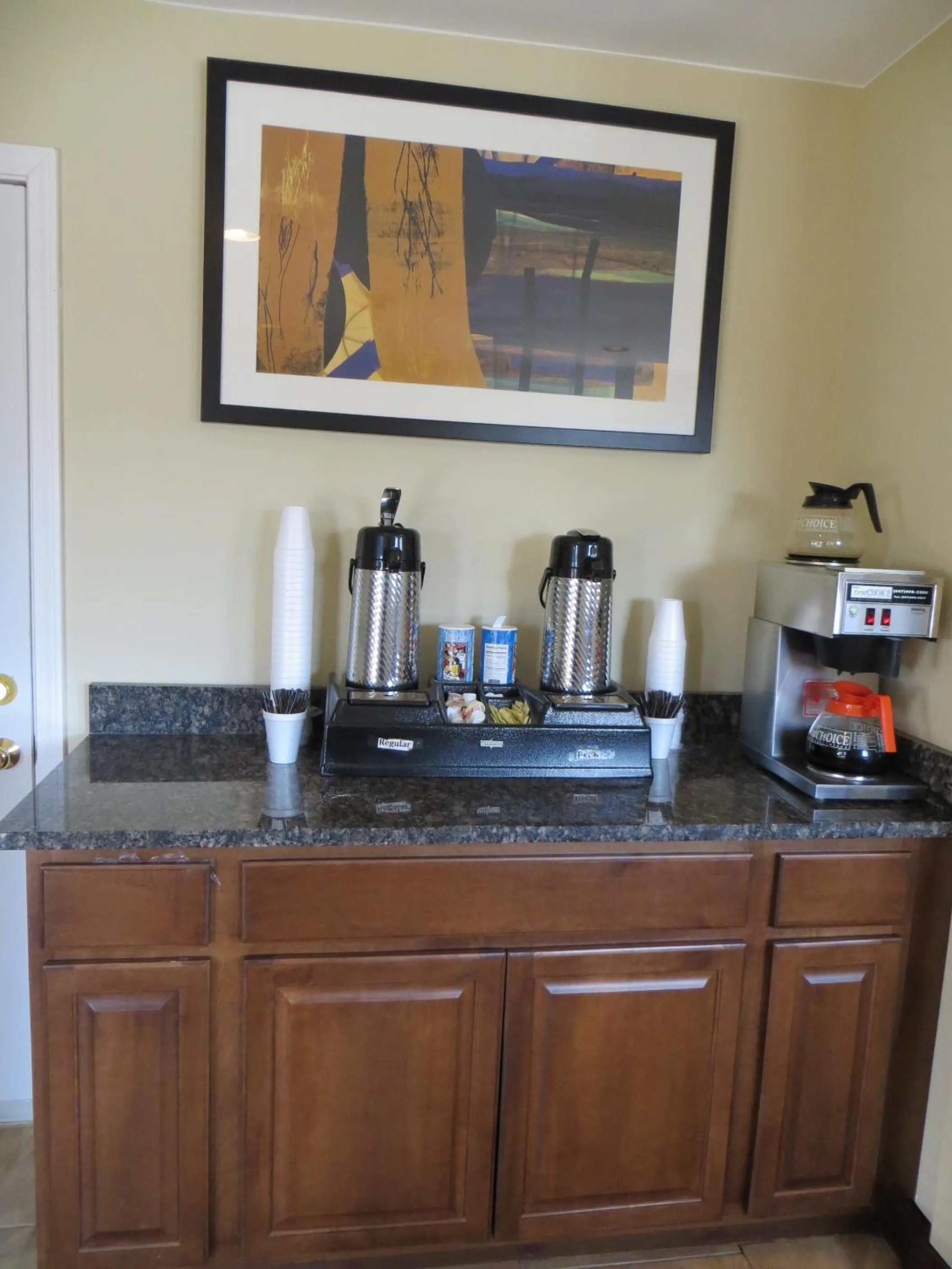 Restaurant/places to eat in American Inn and Suites