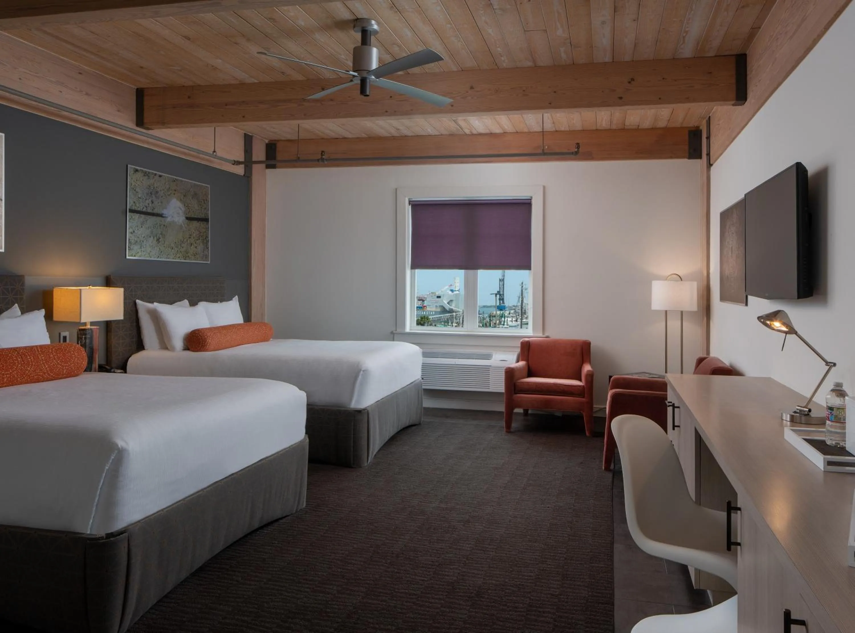 Bedroom, Bed in Harbor House Hotel and Marina at Pier 21