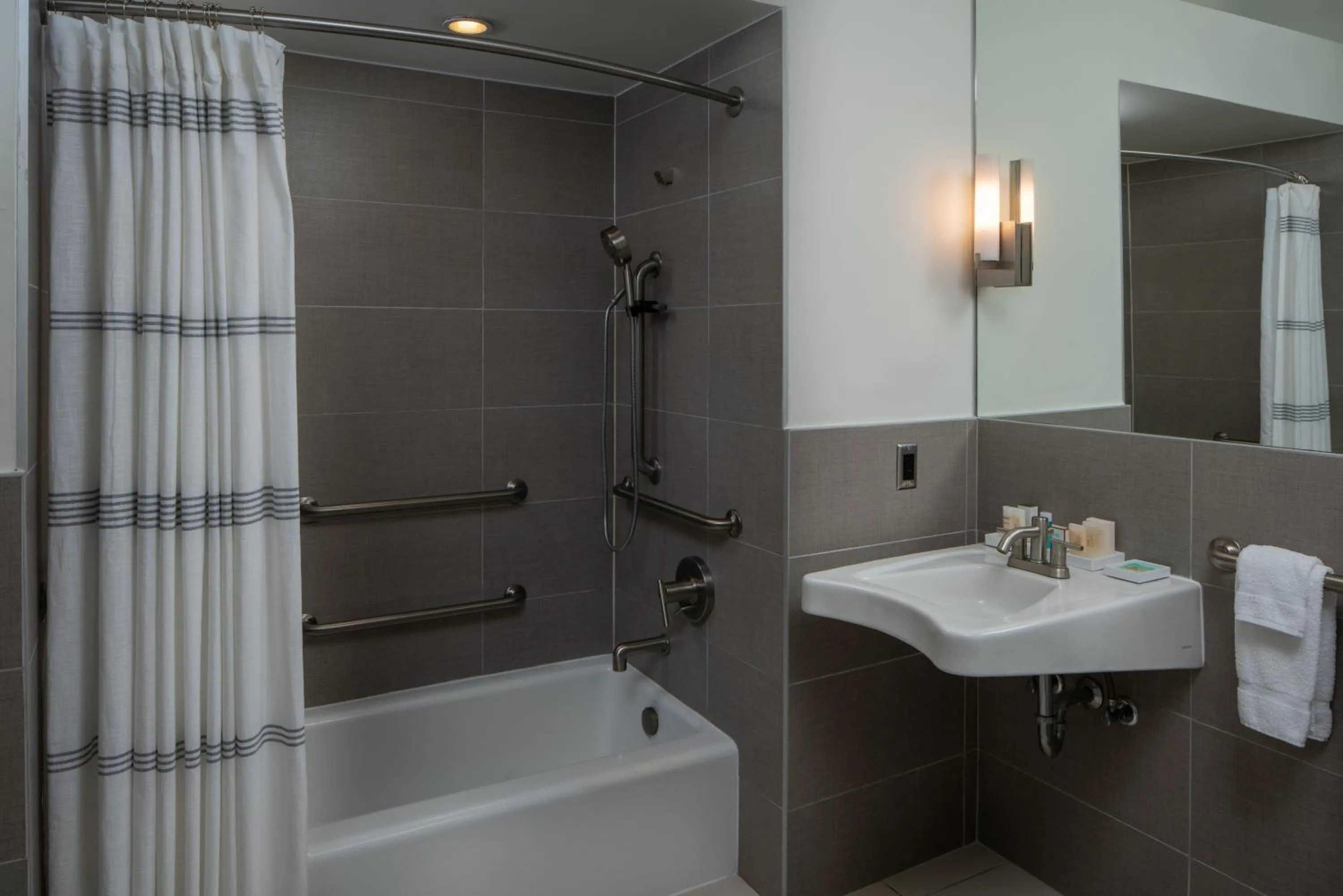 Bathroom in Harbor House Hotel and Marina at Pier 21