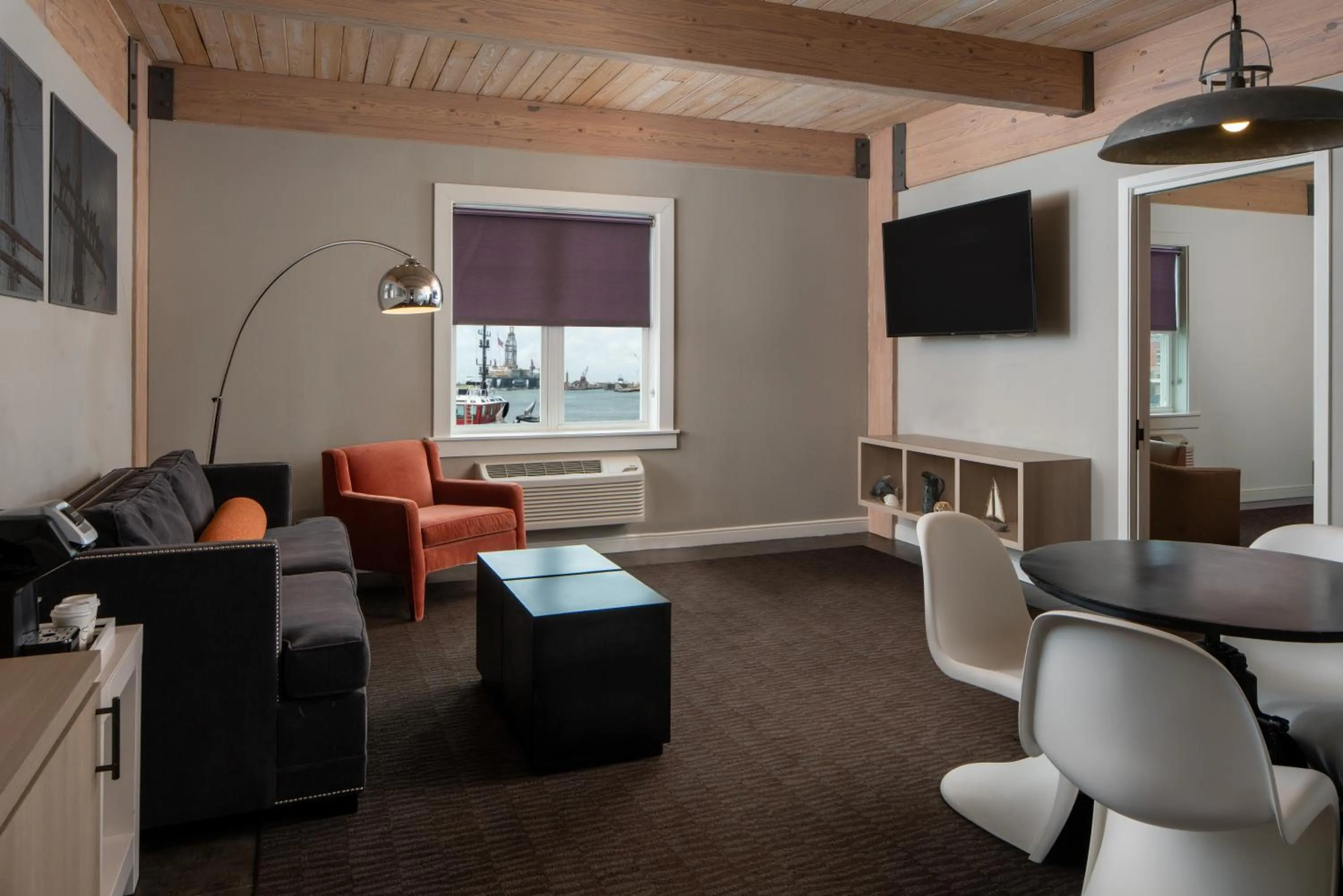 Living room in Harbor House Hotel and Marina at Pier 21