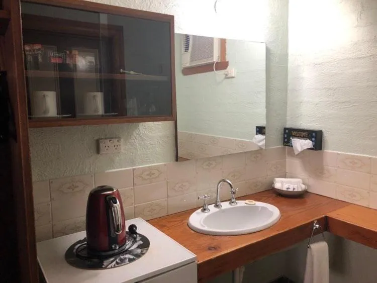 Coffee/tea facilities, Bathroom in Olde Horsham Motor Inn