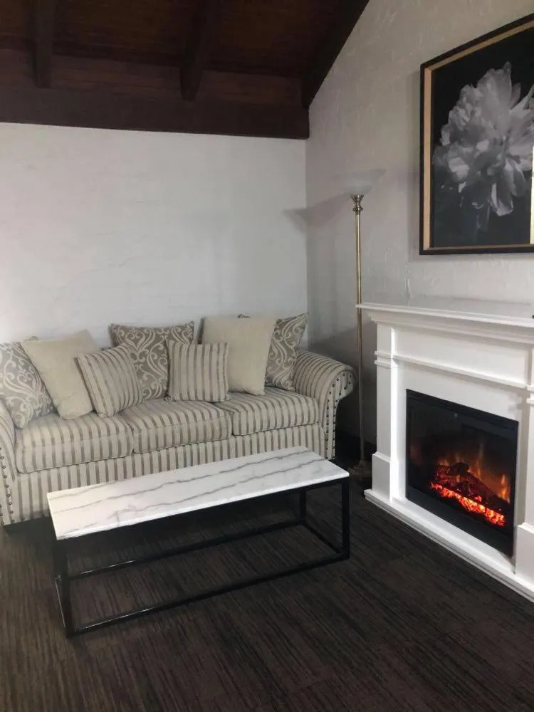 Living room, Seating Area in Olde Horsham Motor Inn