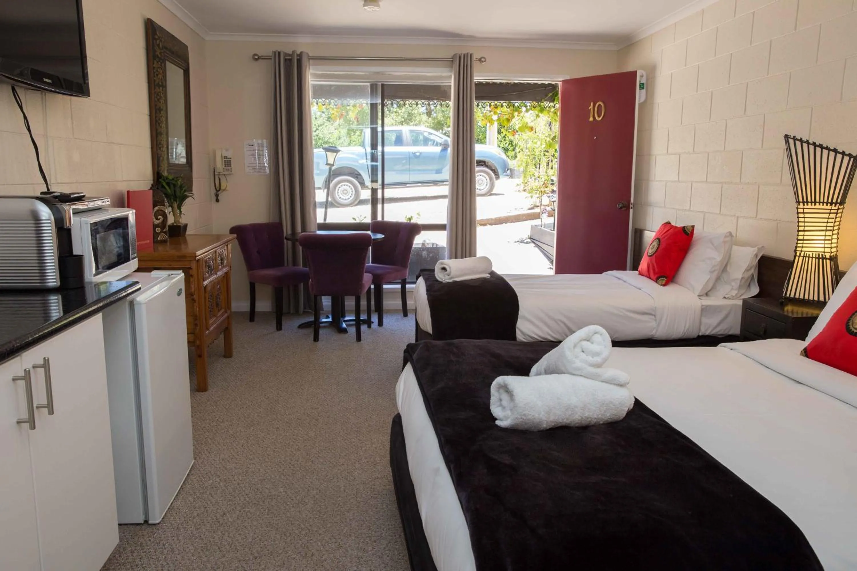 Photo of the whole room, Bed in Beechworth On Bridge Motel